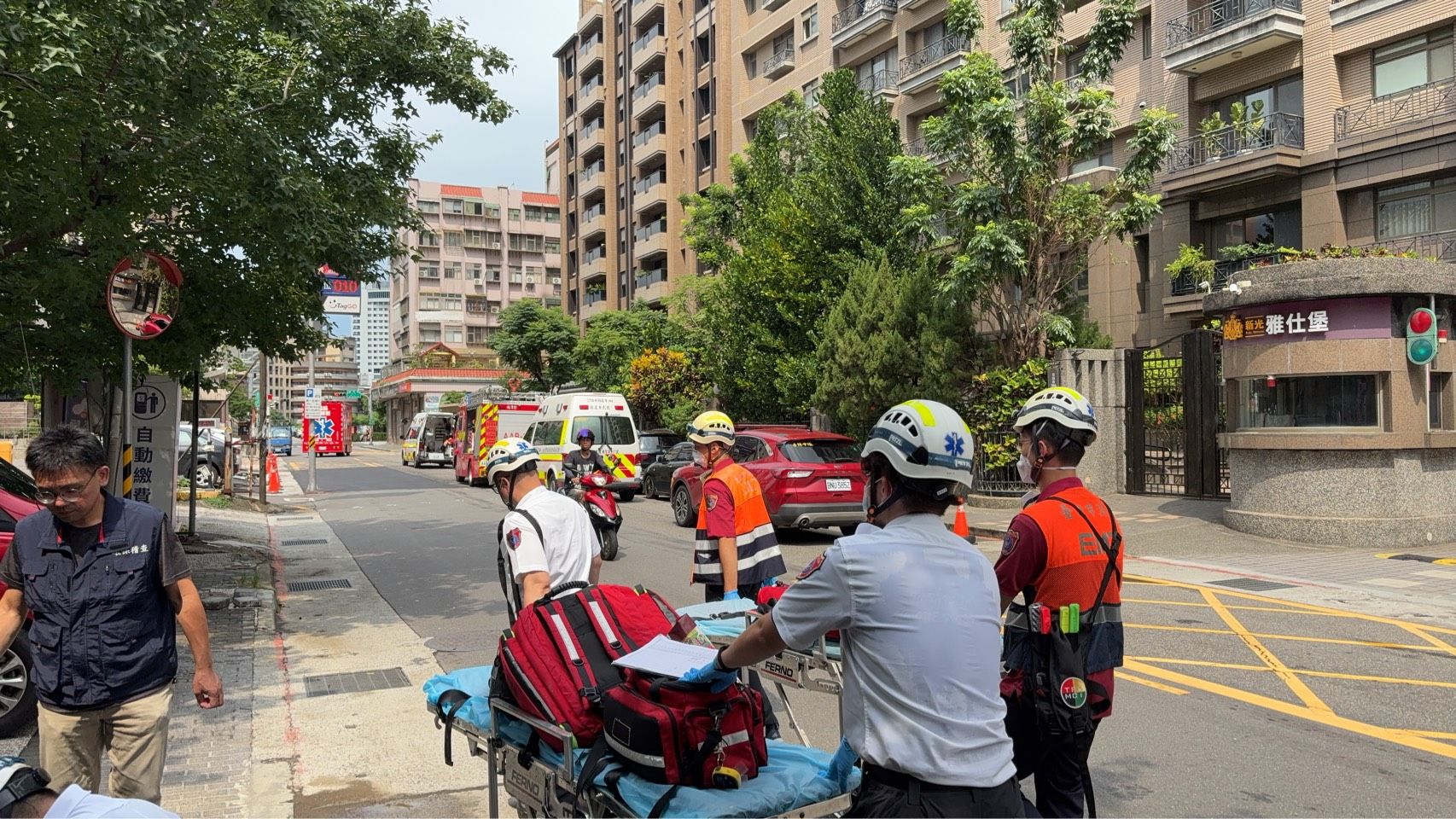 北市士林區一處新建大樓工地地下室驚傳工安意外，7名工人昏迷倒地。（警方提供）