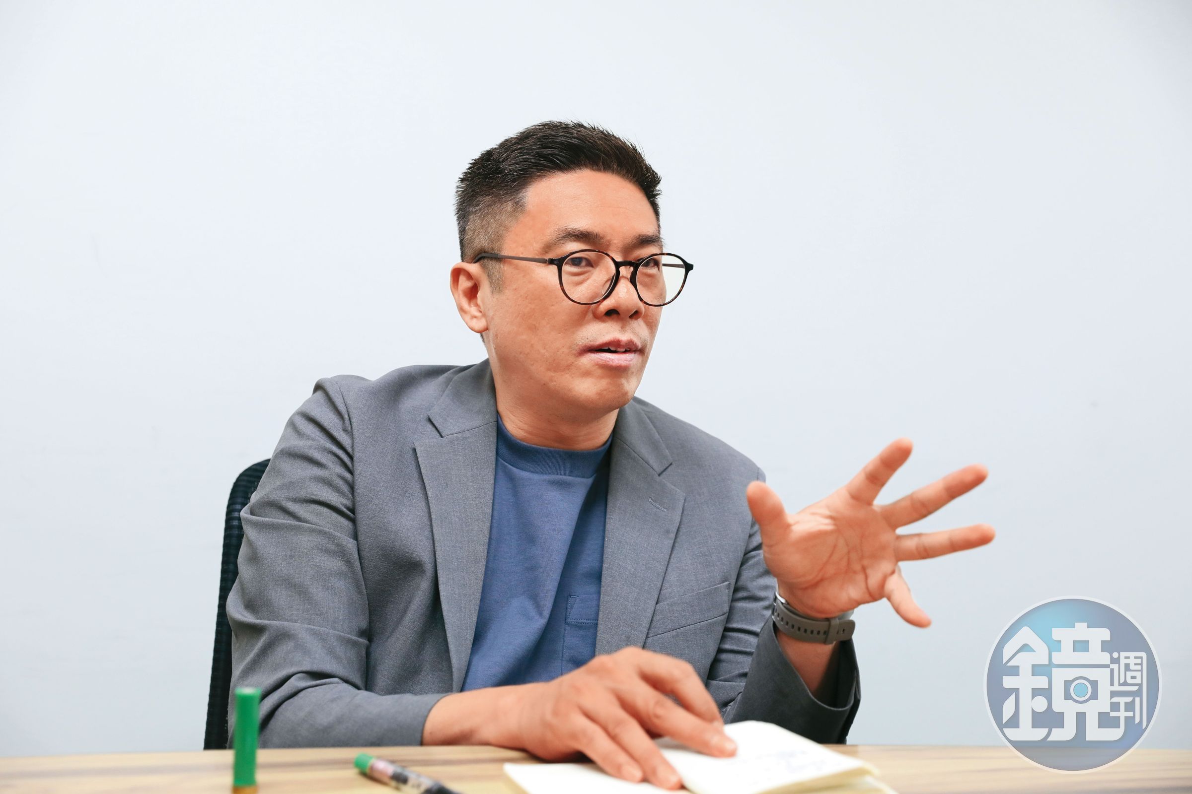 曾擔任多年家事庭法官的律師楊晴翔,解釋為什麼小晴不願離開。