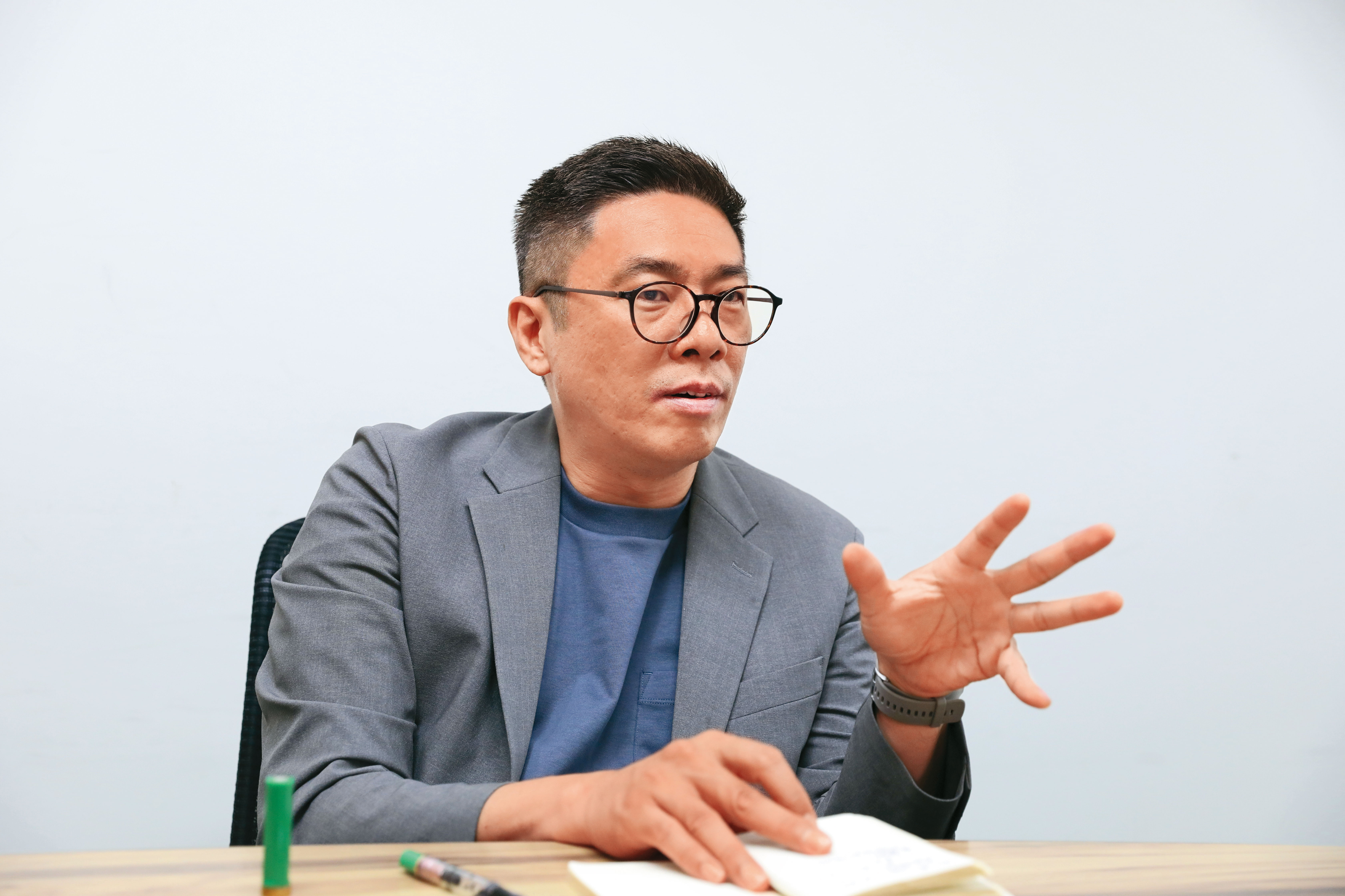 曾擔任多年家事庭法官的律師楊晴翔,解釋為什麼小晴不願離開。