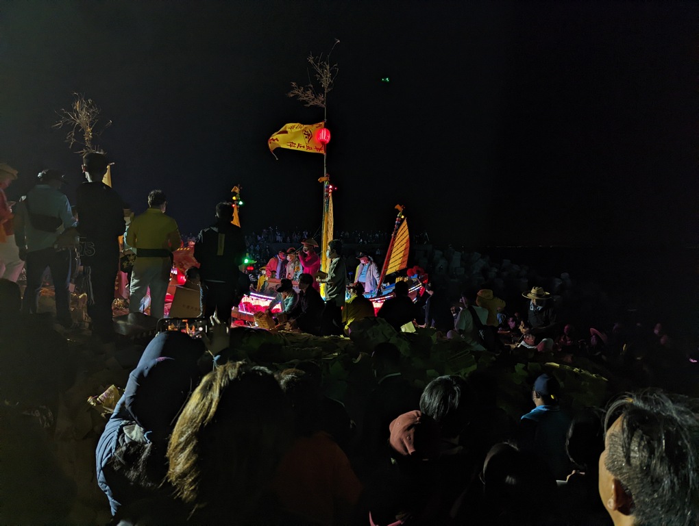 為不驚擾鬼神,沙灘上的轎班不約而同將轎燈熄滅,整片沙灘上擠滿人卻靜悄悄。