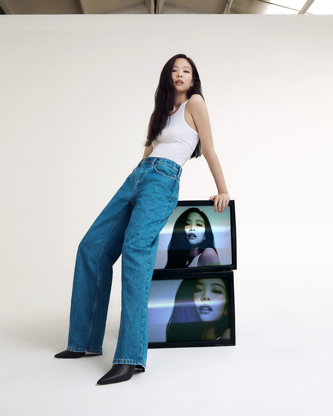 JENNIE選穿綿質Contour羅紋背心搭配高腰90 s寬鬆牛仔褲，時尚舒適。（Calvin Klein提供）
