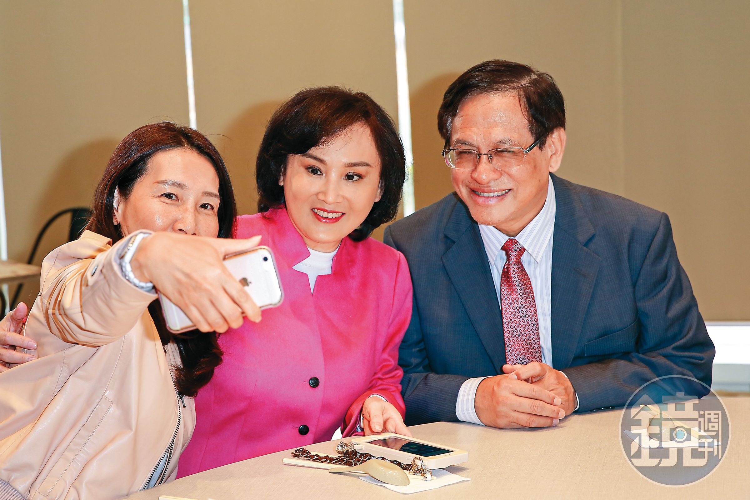 7年前，民視20週年慶，當時的董事長郭倍宏（右）與新聞部經理胡婉玲（中）在「林口數位媒體總部」還有合照。