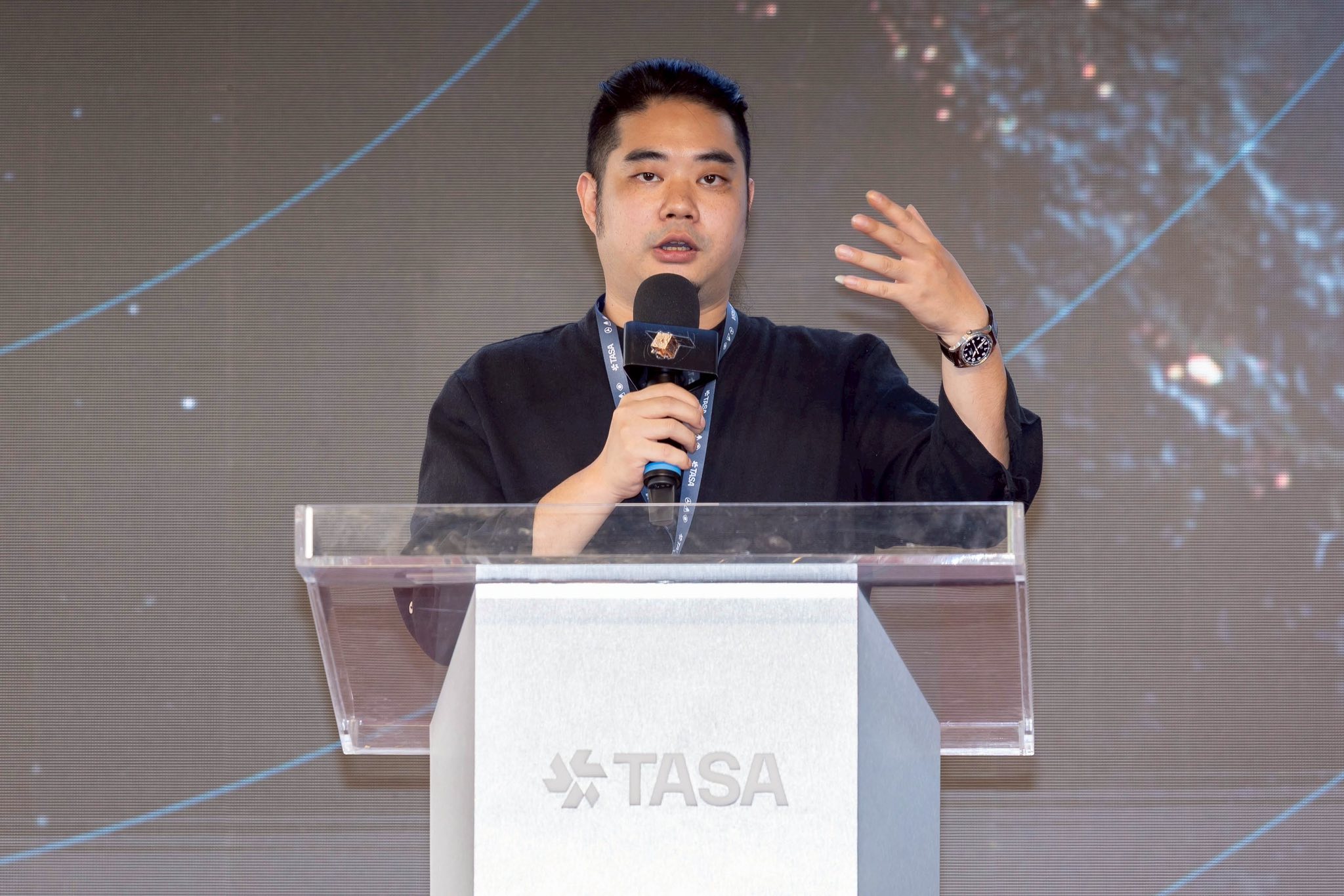 「齊柏林衛星」順利升空，齊廷洹說，父親用更高的解析度讓台灣人看見家園。（取自齊廷洹臉書）