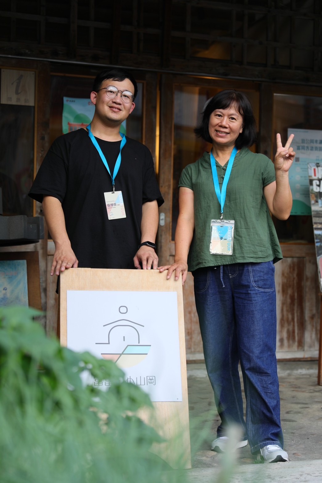 採訪當日，富富·小山岡負責人之一的張博舜（左）與帶領走讀的吳秀子老師（右）帶我們詳細的走遍了富岡。