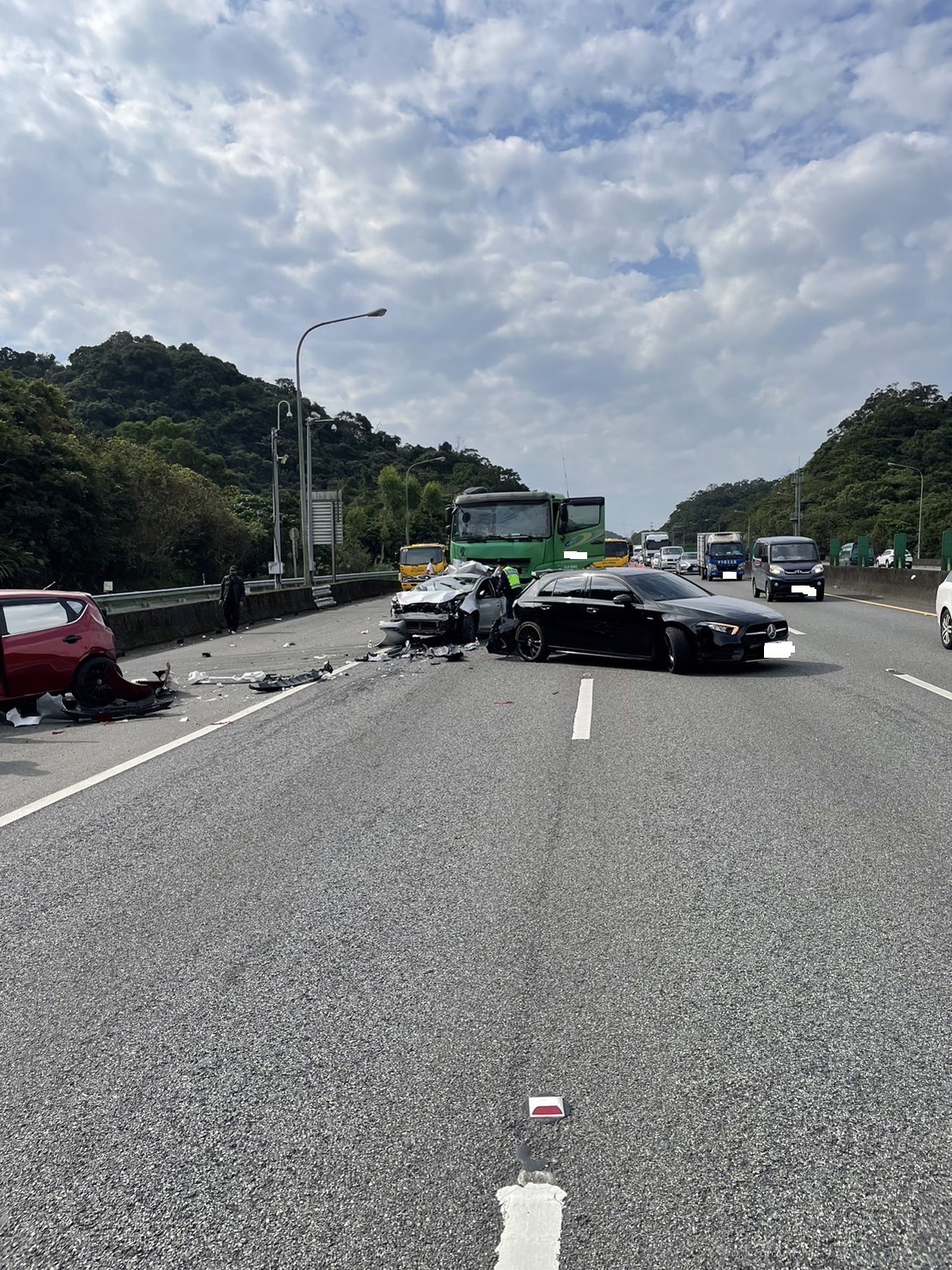 聯結車追撞連環車禍共造成8人受傷,現場一片狼藉。(翻攝畫面)