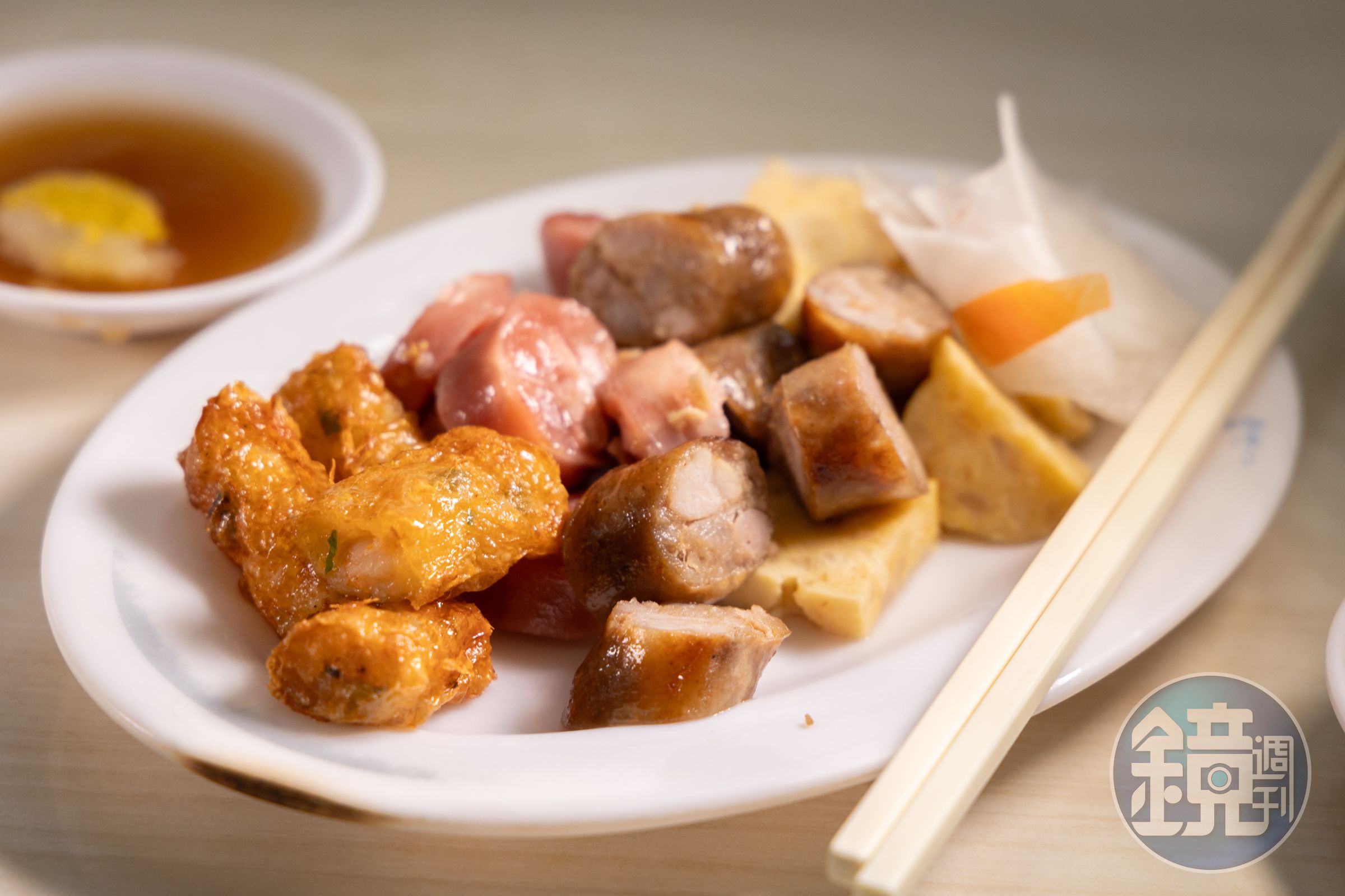 阿財專賣各種香腸熟肉，菜單上的粉腸、香腸、糯米大腸、米血和蟹圓、蝦捲都是自製。（蝦捲40元／份、粉腸30元／份、香腸30元／份、糯米大腸30元／份、米血20元／份、蟹圓30元／份）
