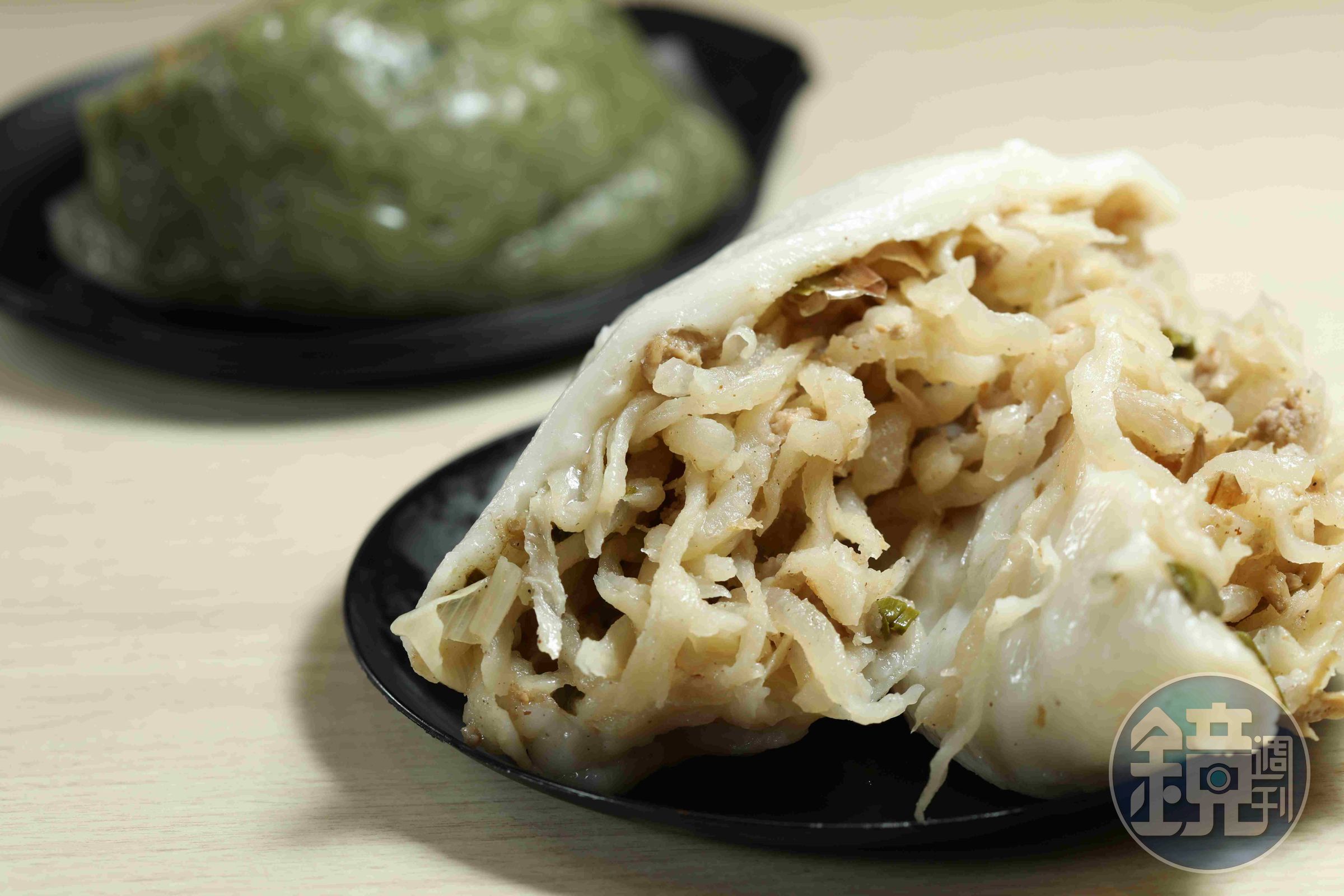 「菜包」是劉媽媽的招牌商品,包入大量蘿蔔絲,且以黑胡椒調味。(40元/個)