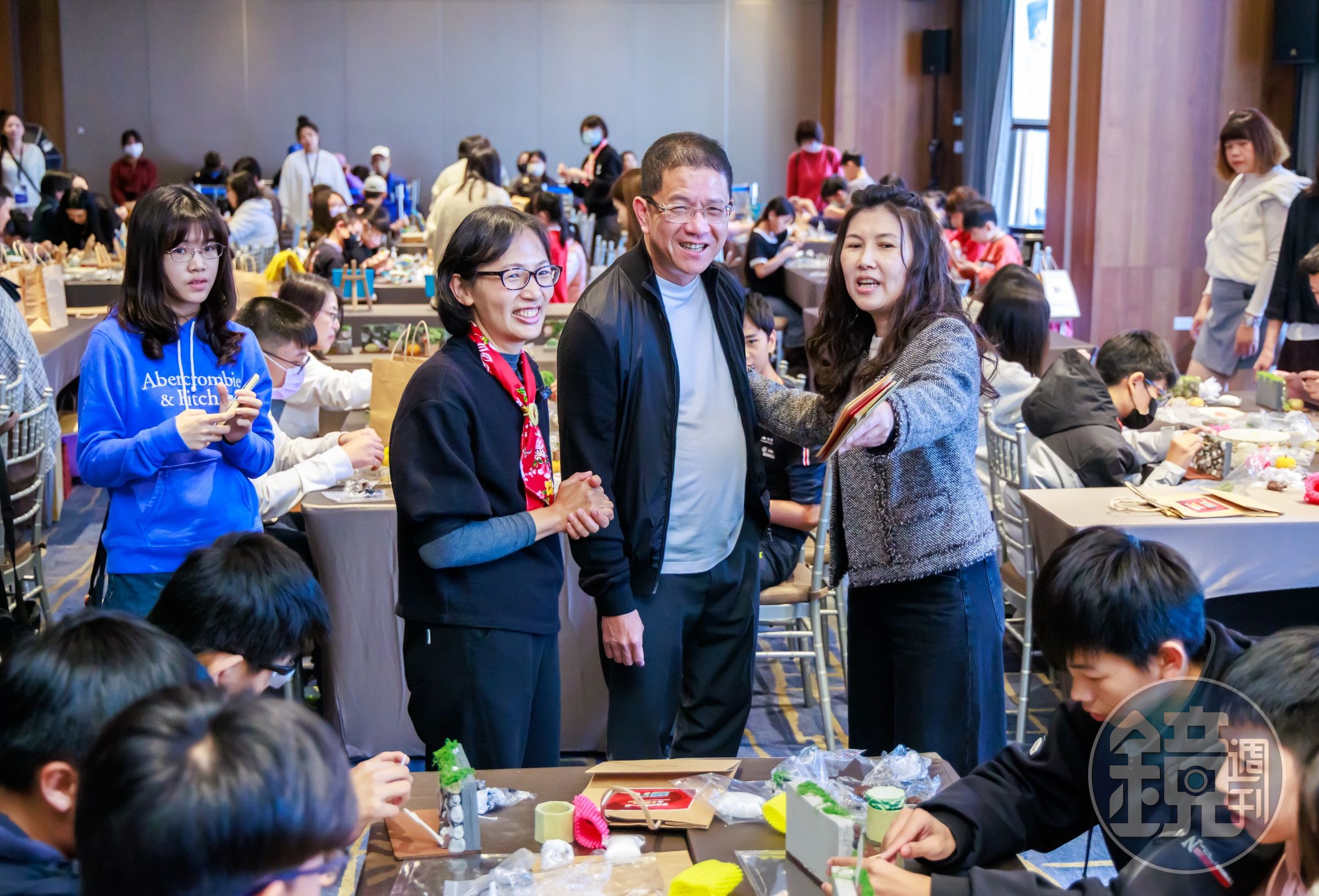 長年在高雄台南打拚事業,泰嘉開發董事長呂金發(中)不忘回饋故鄉澎湖,成立「澎湖縣泰嘉社會福利慈善事業基金會」三年多來,已投入超過「8 位數」公益資源。右為泰嘉社福慈善基金會執行長林茵婷。