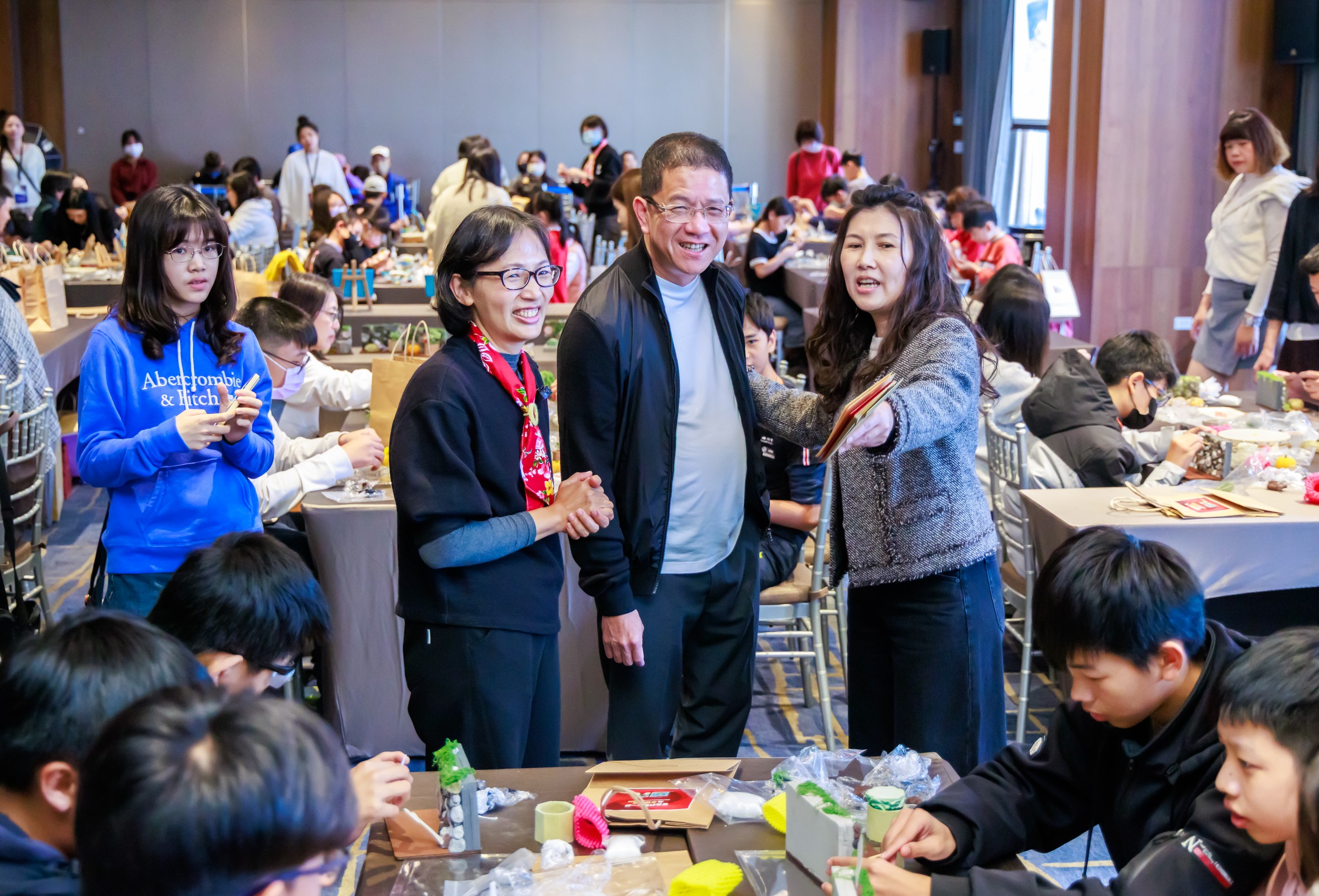 長年在高雄台南打拚事業，泰嘉開發董事長呂金發（中）不忘回饋故鄉澎湖，成立「澎湖縣泰嘉社會福利慈善事業基金會」三年多來，已投入超過「8 位數」公益資源。右為泰嘉社福慈善基金會執行長林茵婷。