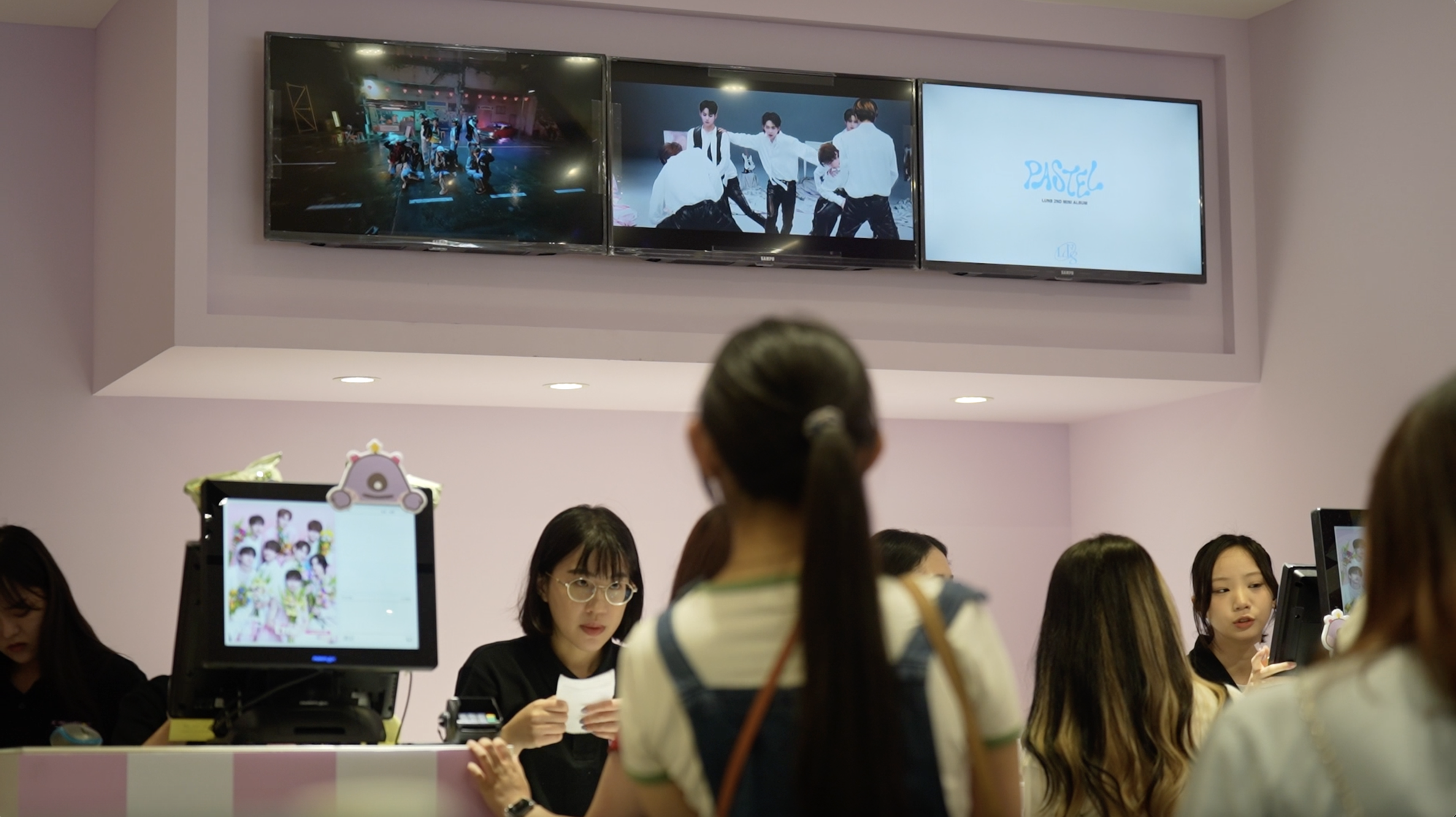 K-MONSTAR台中門市開幕後人潮不斷。（K-MONSTAR提供）