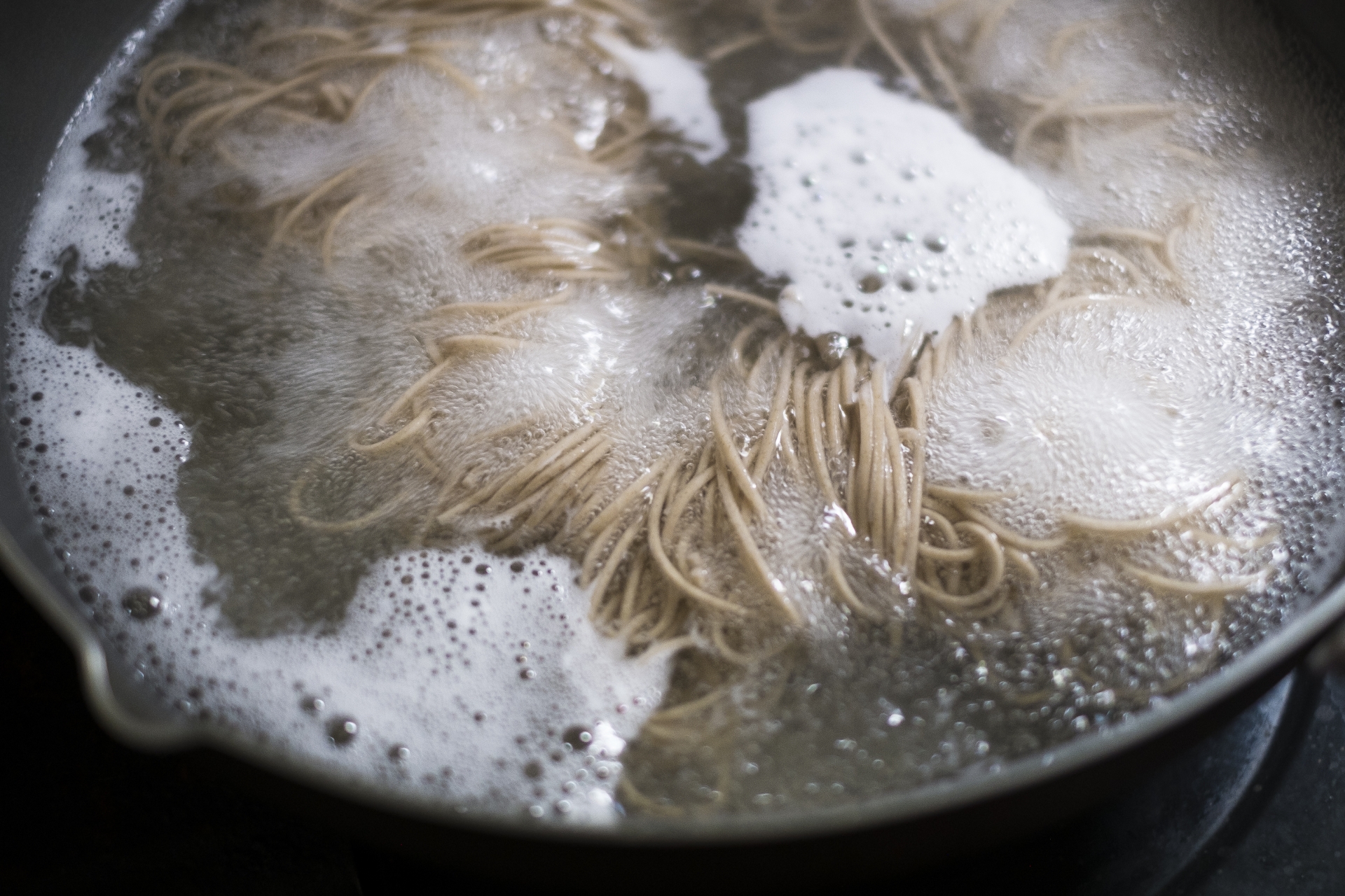 事達人陳映如在臉書粉絲專頁分享，只要在煮麵前多一個動作，就能有效防止煮麵水溢出。（翻攝自photo-ac.）