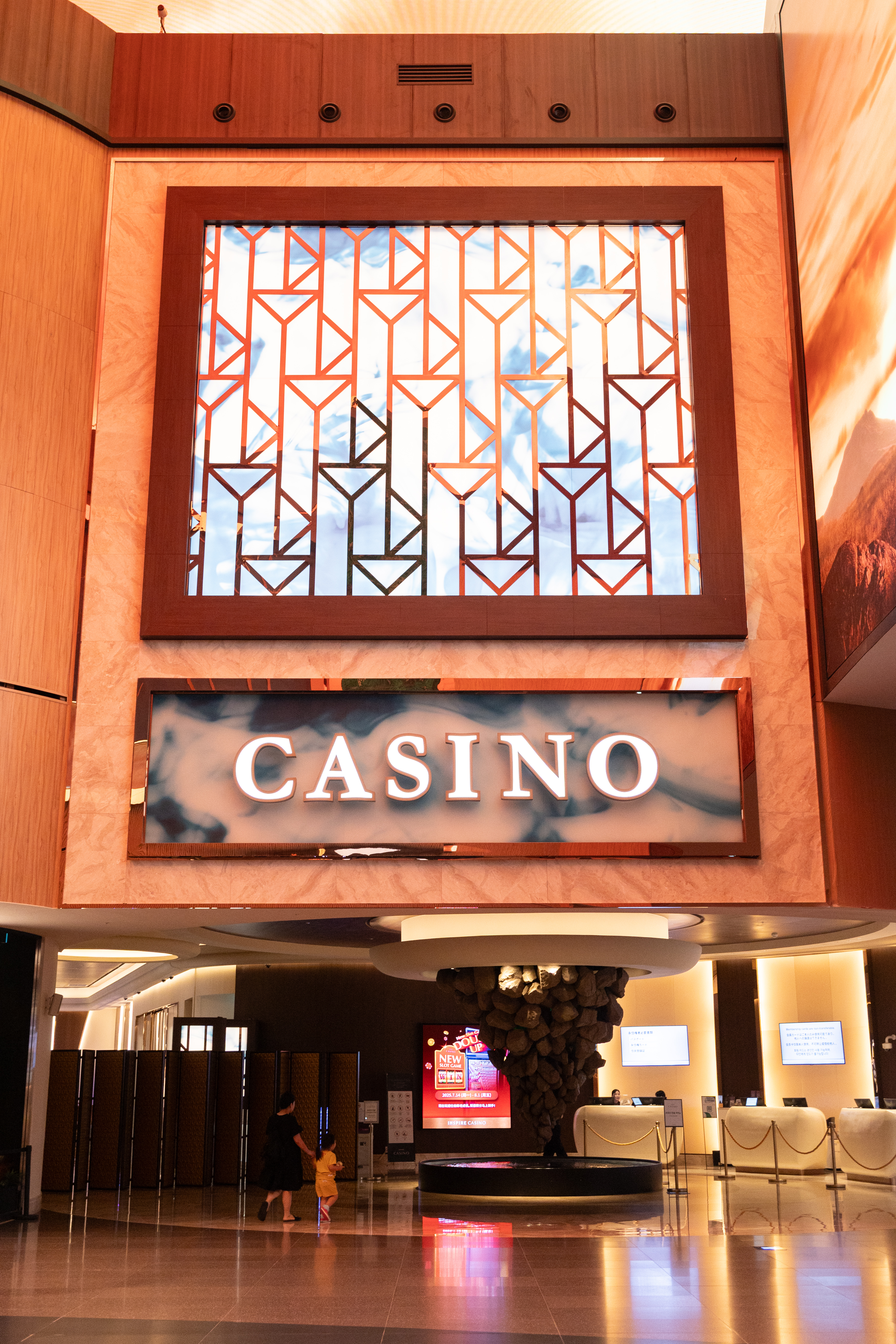 「Casino」為全韓國最大的外國人限定娛樂場，提供10幾種桌上博弈遊戲，包含最新的角子機。