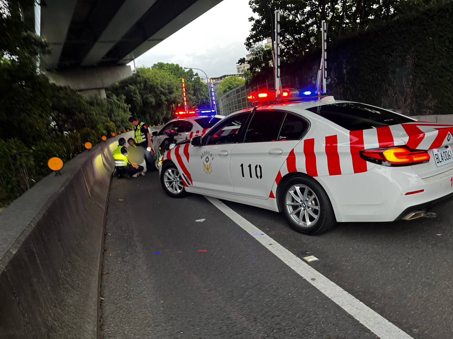 警方最後出動2部警車強行將機車攔下。（翻攝畫面）