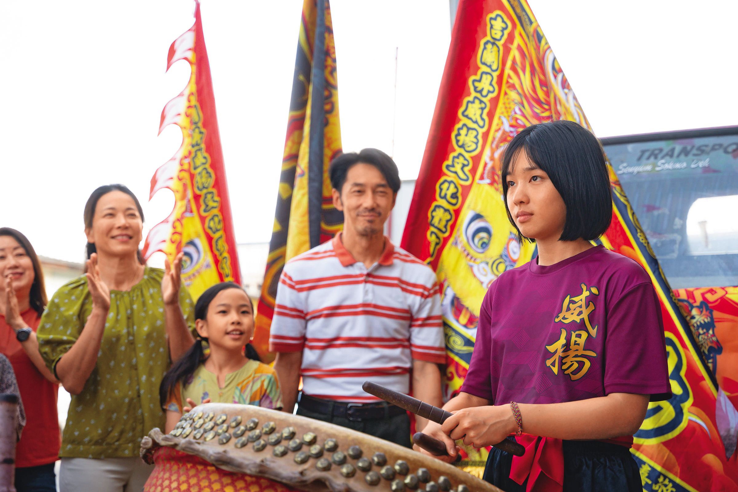 湯詠絮(右起)飾演熱愛醒獅鼓的女孩珊珊,與片中的父母李李仁、王愛玲有深刻細膩的情感交流。(甲上娛樂提供)