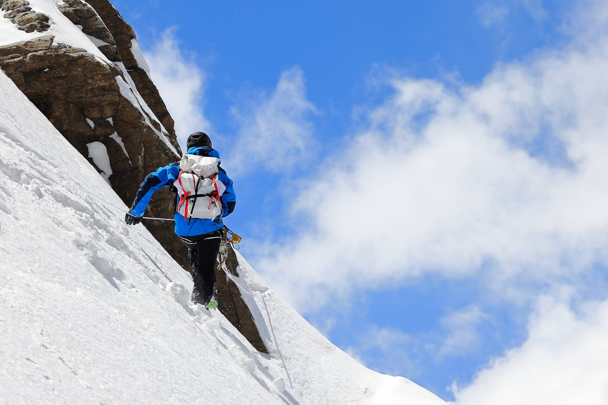 一名36歲台灣登山客在法國登山時意外失足身亡，傳死者是知名登山家張元植。（翻攝自雪羊視界 Vision of a Snow ram臉書）