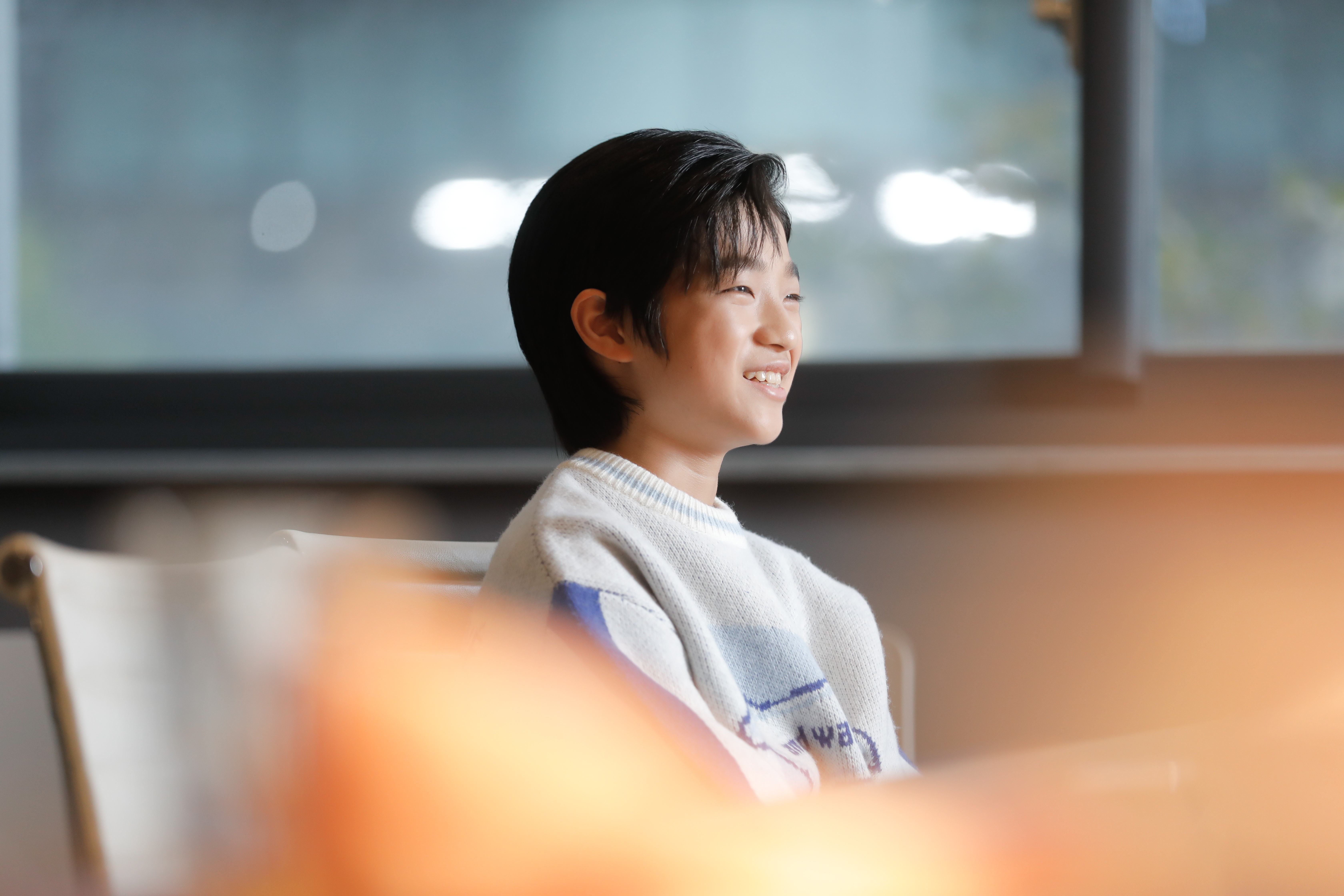 白潤音14歲已出道8年，本人卻與一般樸實少年無異，謙虛有禮看似小大人，但一談到興趣、同學和玩耍的事，又流露孩子氣。