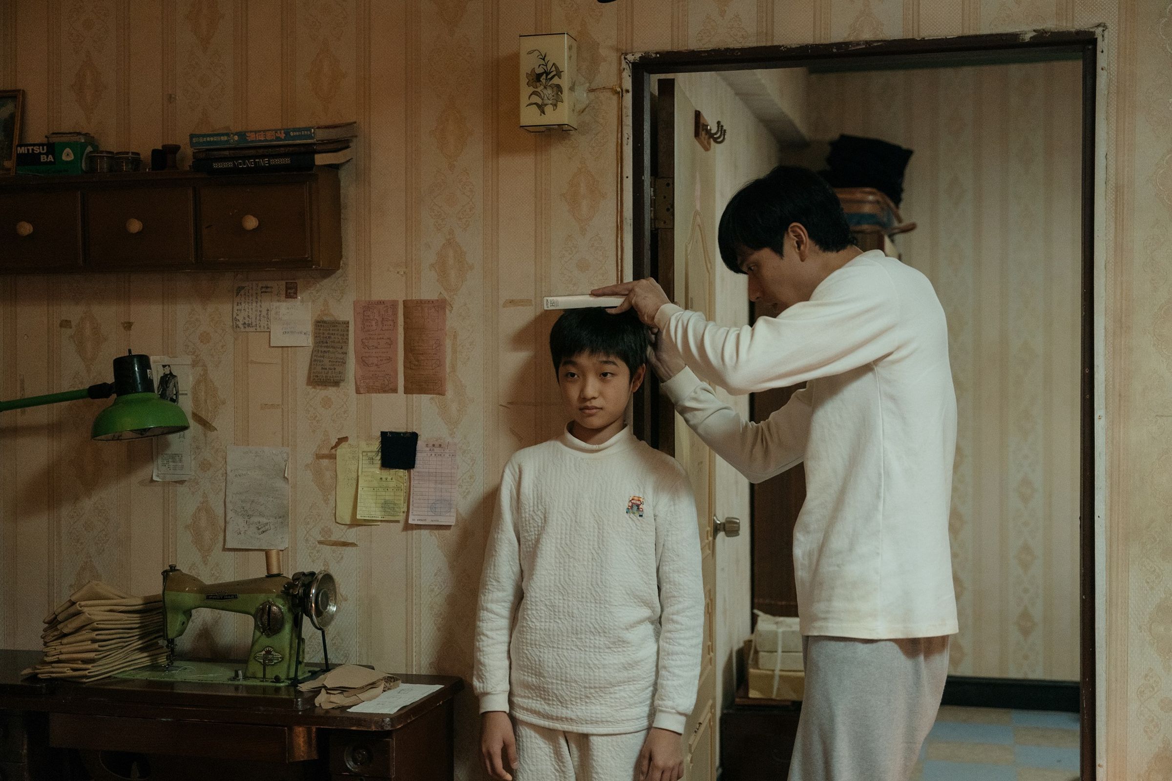 劉冠廷（右）和白潤音飾演父子，戲外則靠遊戲來拉近彼此距離。（華映娛樂提供）