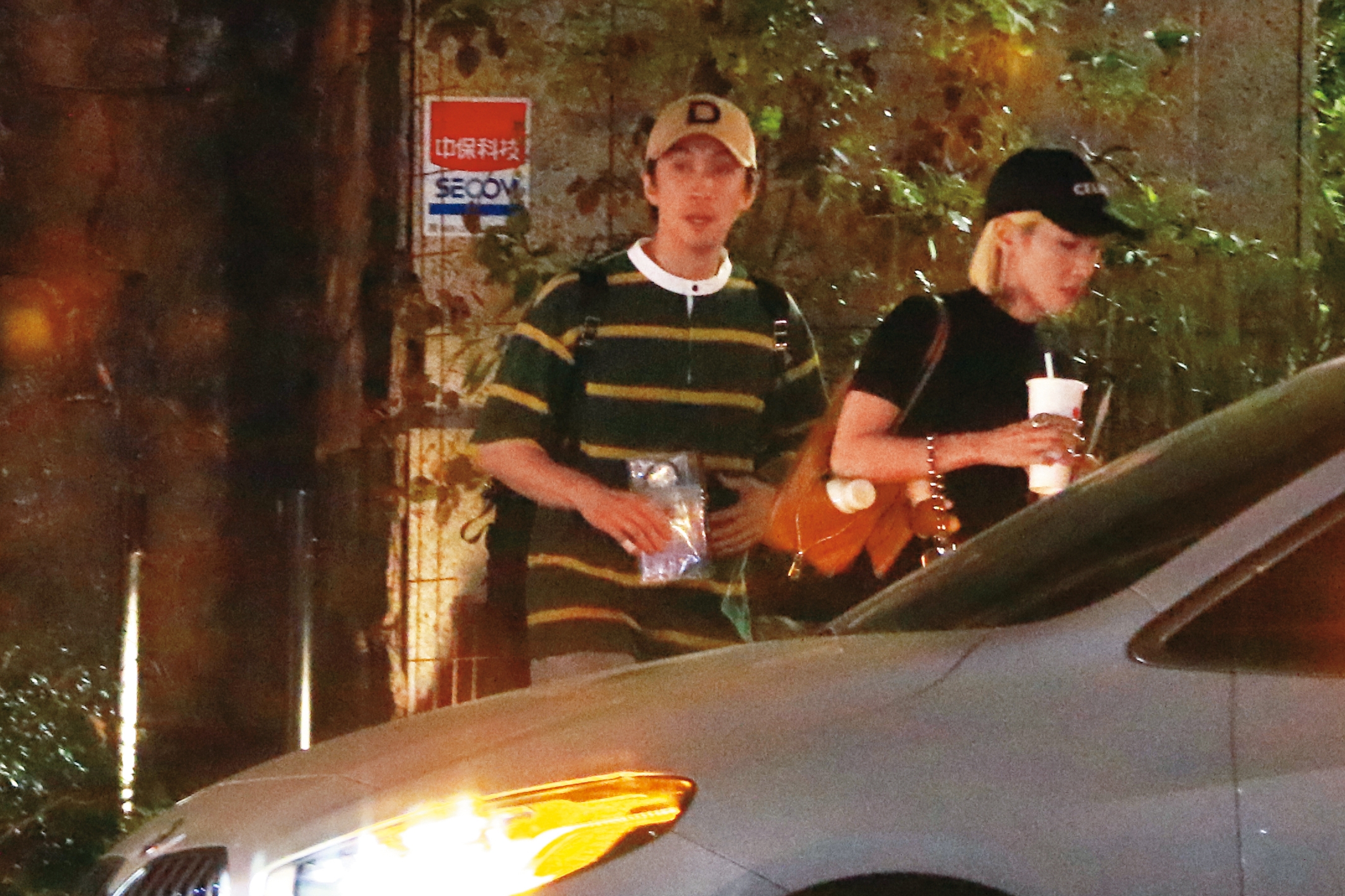 9/15 21：18Lulu（右）和陳漢典（左）發布婚訊後，首度在公開場合合體現身。