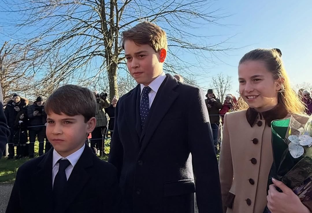 路易王子(左起)、喬治王子、夏綠蒂公主與民眾近距離互動。(翻攝princeofwalesfamily IG)