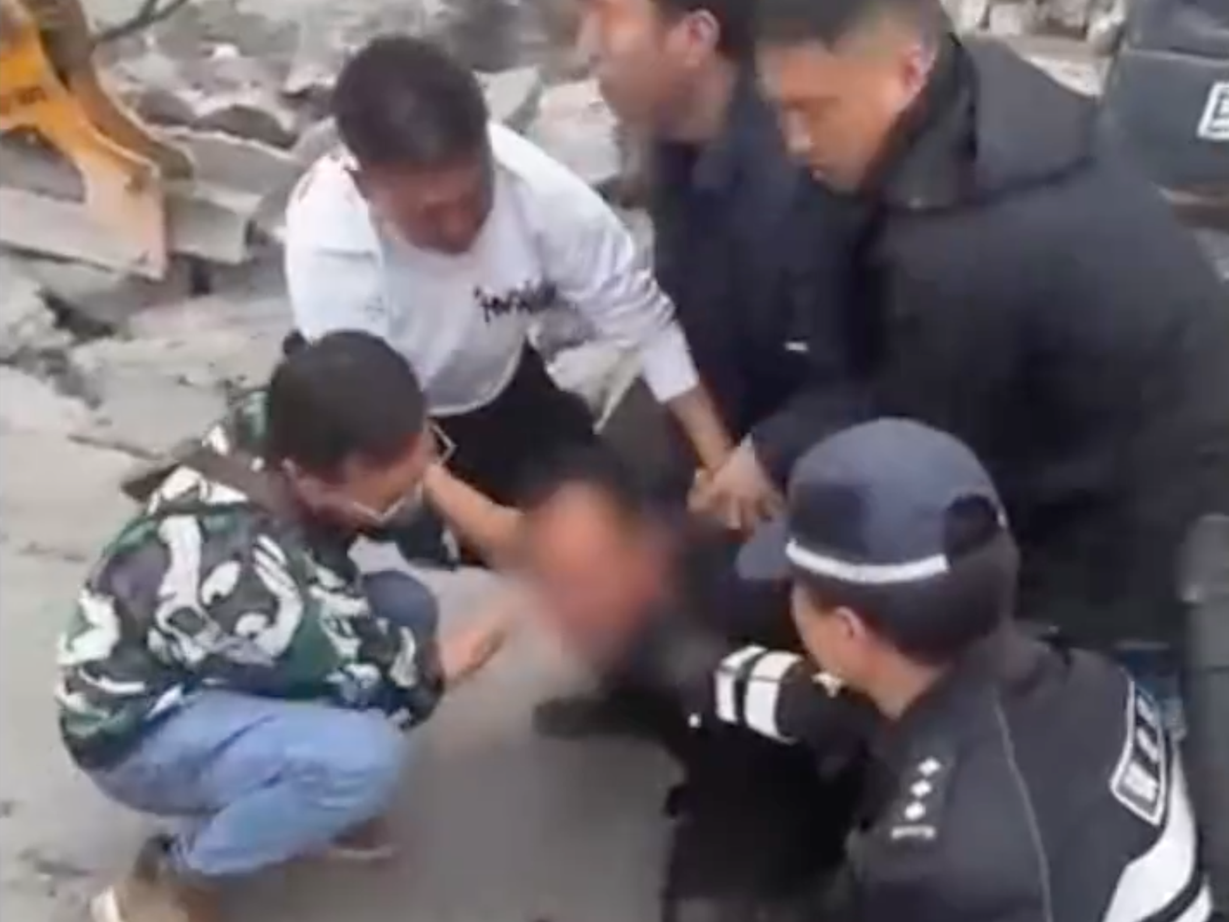 中國雲南今日發生一起隨機砍人案,犯案的李姓男子下午被捕。(翻攝自《新京報》微博)