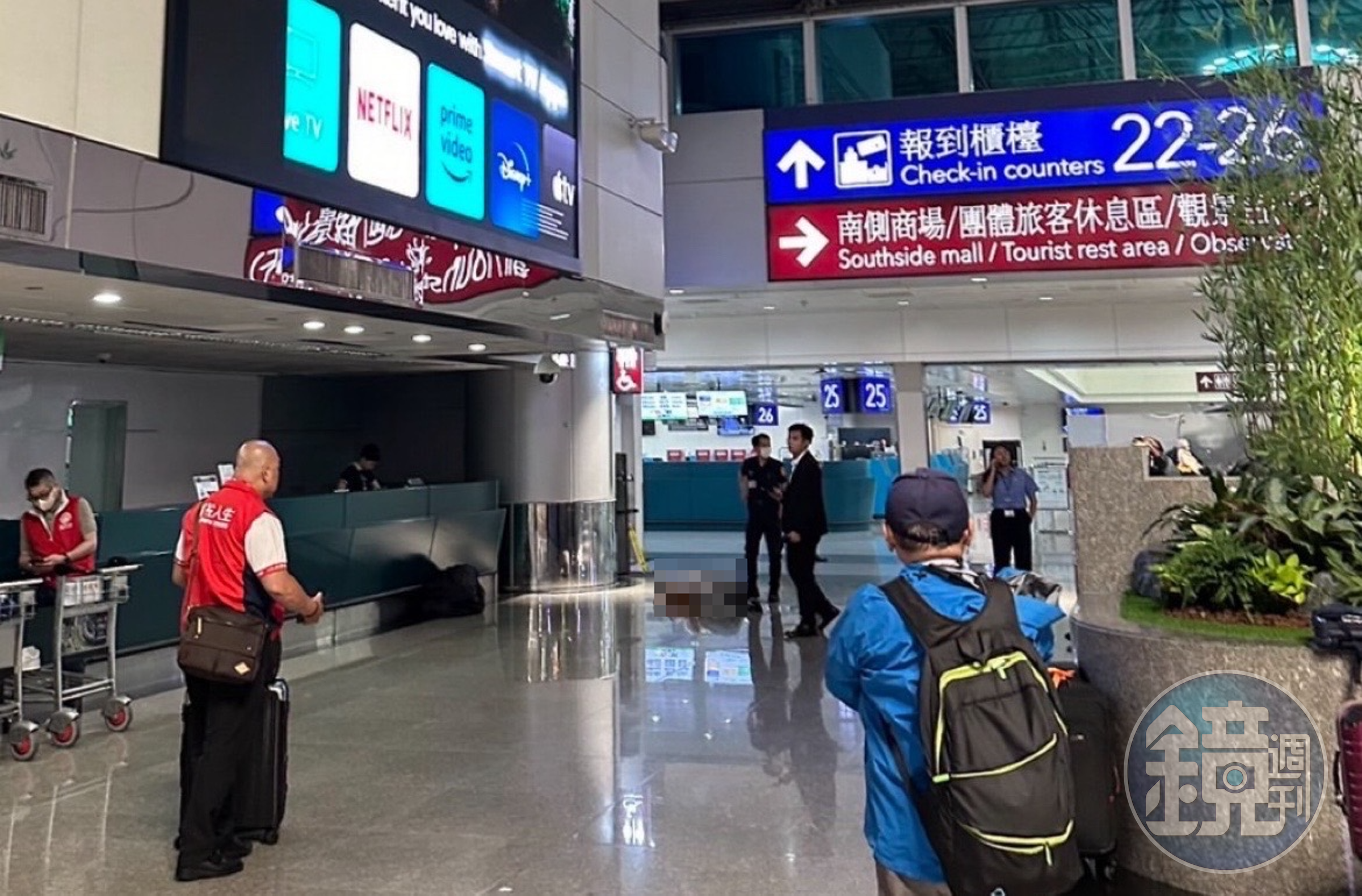 一名男子離奇從桃機第二航廈維修通道墜落至3樓櫃台旁。（讀者提供）