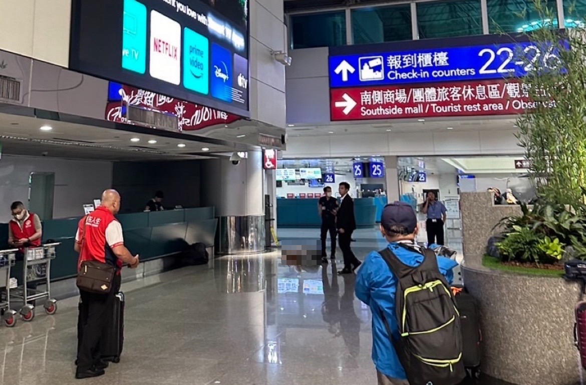 一名男子離奇從桃機第二航廈維修通道墜落至3樓櫃台旁。（讀者提供）