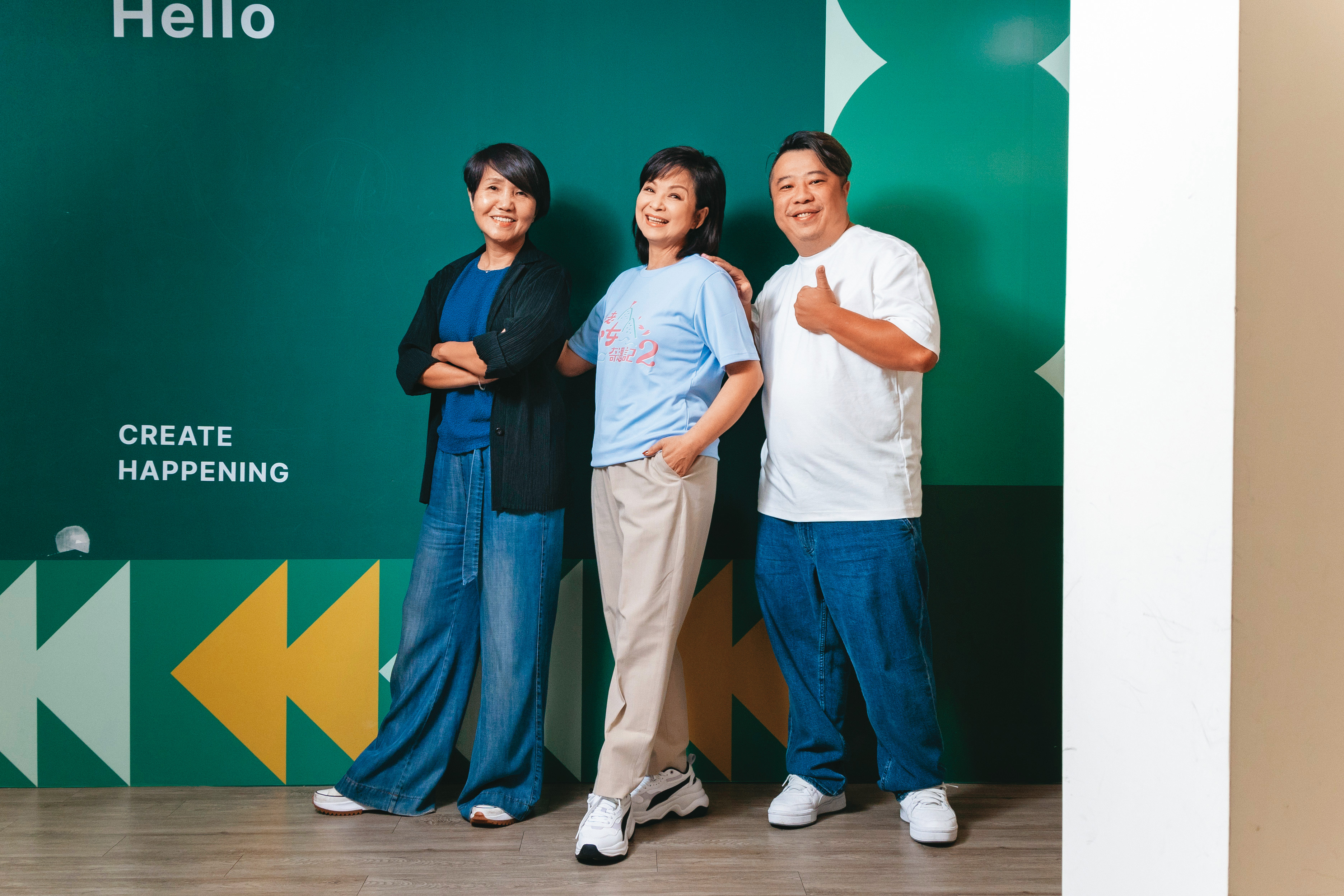 二度擔任節目總製作人的楊貴媚（中），找來製作人崔長華（左）、製作人暨導演許志成（右）合作。