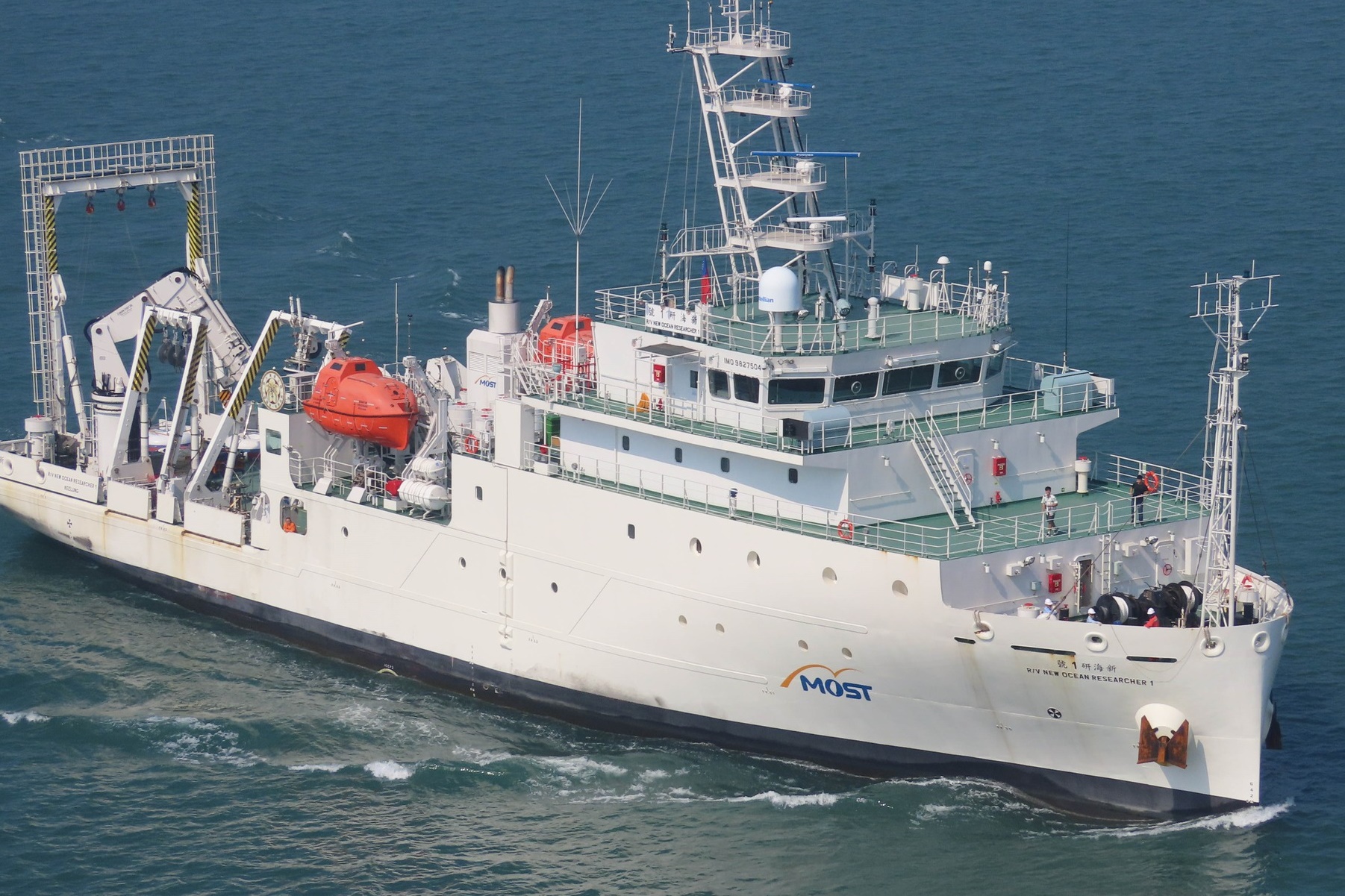 日本報導台灣一艘海洋調查船在沖繩與那國島外海作業，船身顯示「NSTC」字樣疑為國科會所屬船隻。（翻攝自船舶物語 Vessel Story臉書）