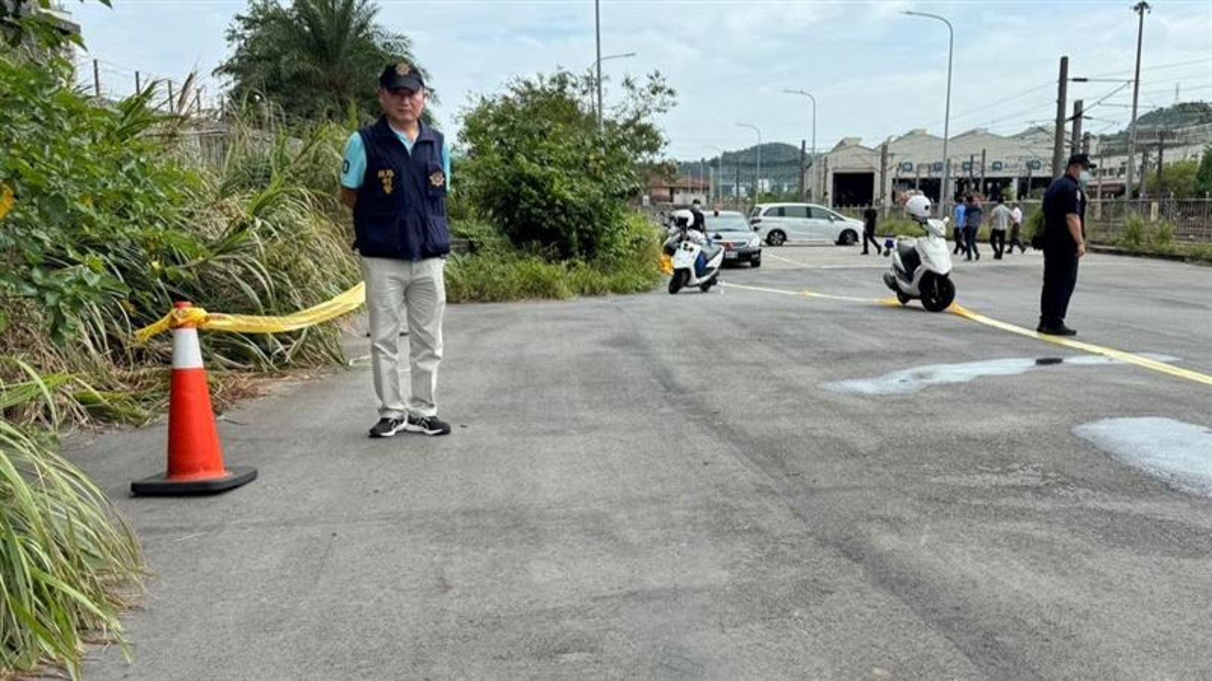 昨晚一名男子墜樓失蹤,今晨才被路過民眾發現遺體,警方確認亡者身分,竟為基隆地政處長王英哲。(翻攝畫面)