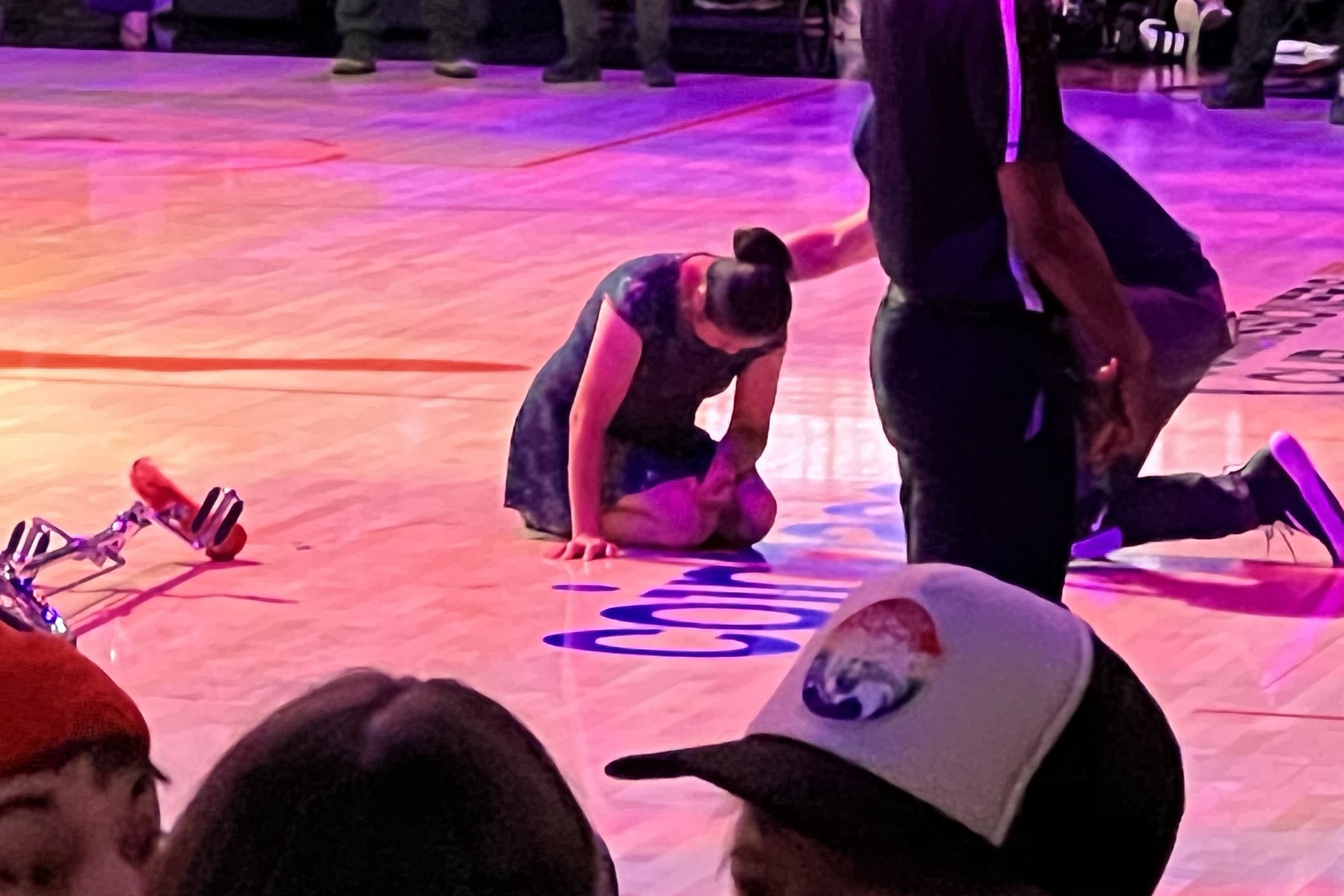 NBA中場表演常客「紅熊貓」罕見失誤,重摔後受傷離場。(翻攝自X)