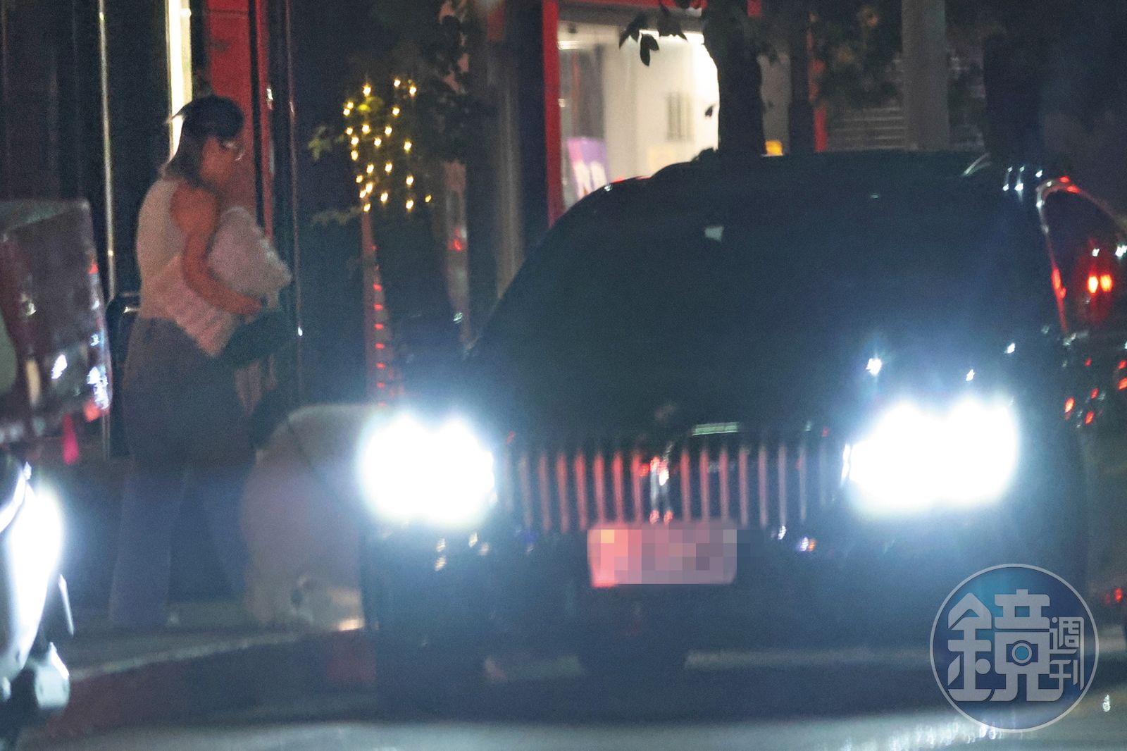 徐瑋吟從台北內湖一棟建案步出，帶著愛犬，準備上一輛BMW
