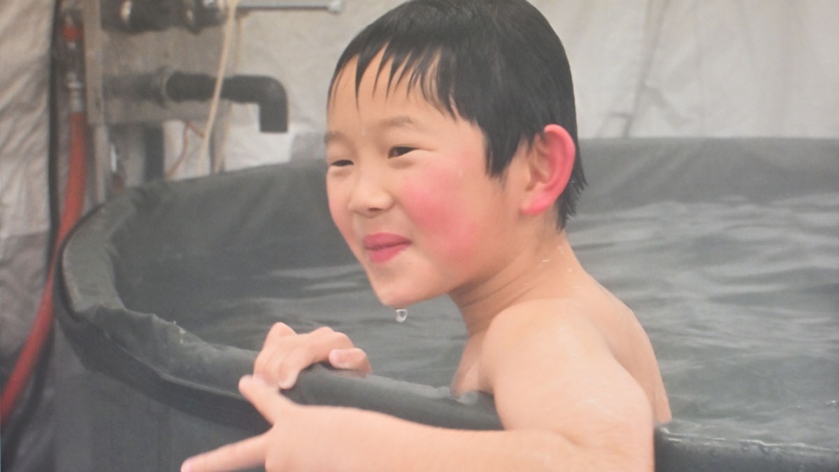 自衛隊「入浴支援」讓災民重展笑顏。（翻攝自X@JMSDF_mrh）