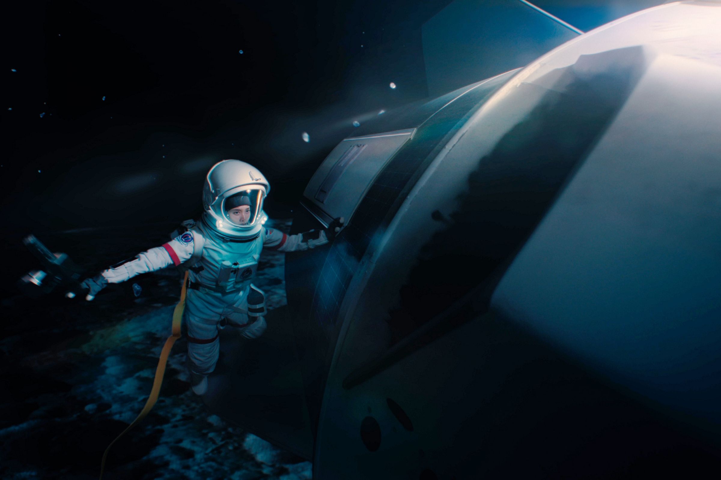人氣女星Freen飾演在執行任務時,不慎迷失在外太空的女太空人。(采昌國際多媒體提供)