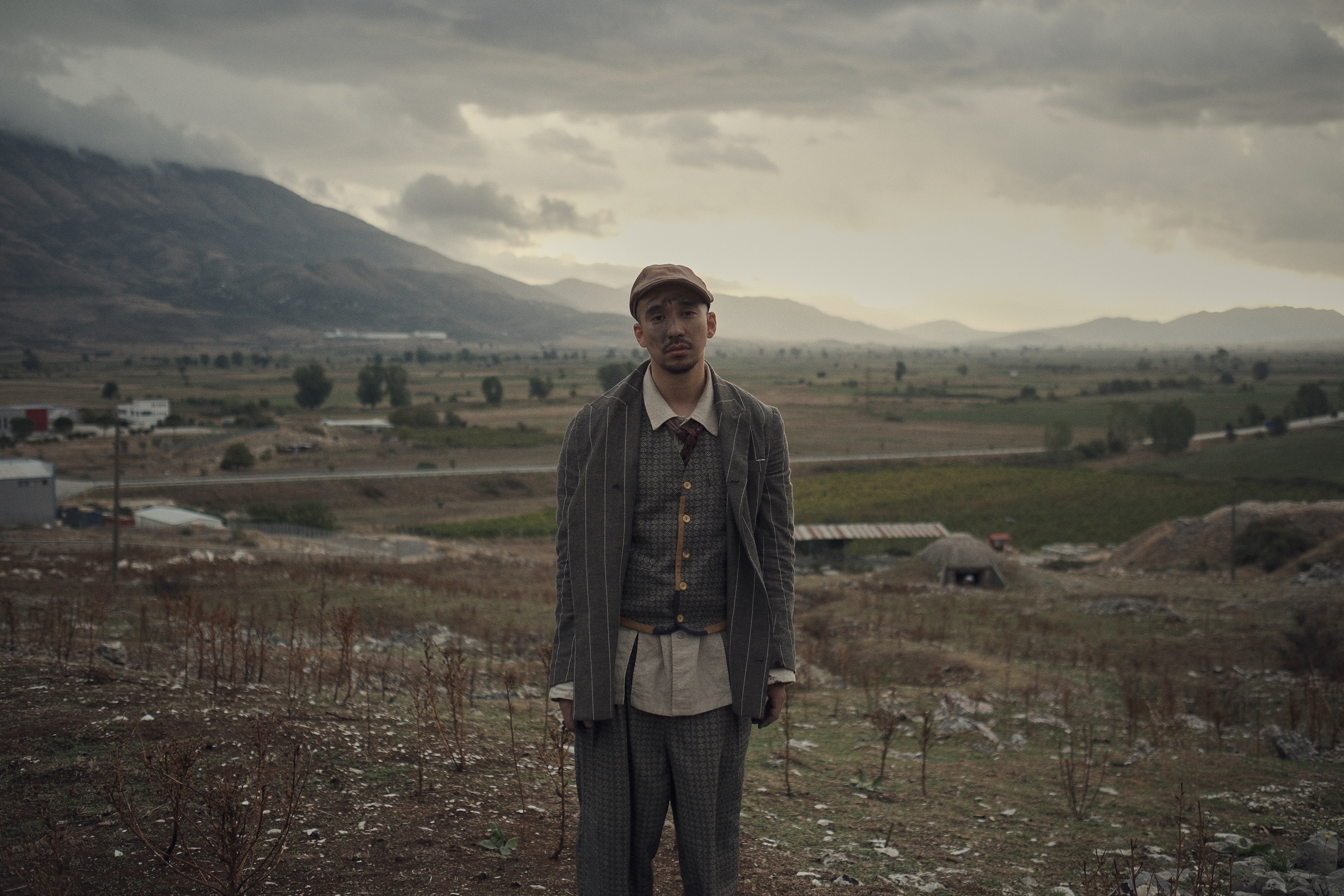 耗費22小時飛往東歐拍攝MV，沈安化身流浪畫家走遍半個阿爾巴尼亞。（「沈分工作室」提供）