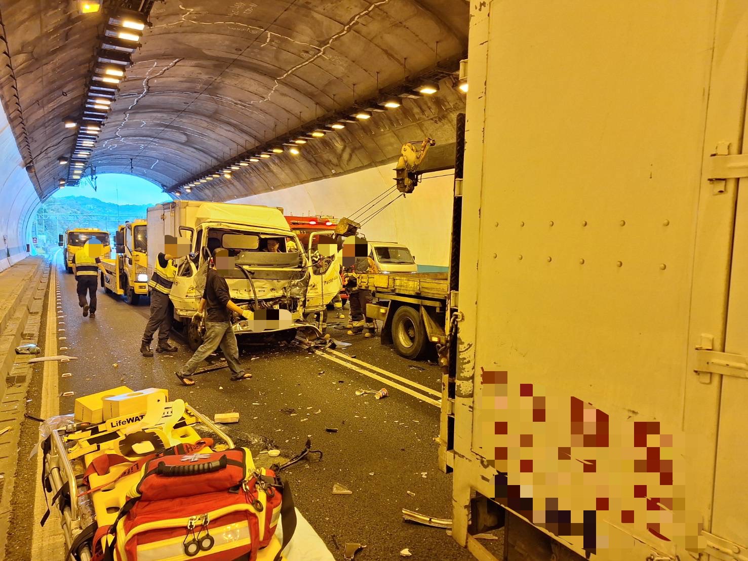 肇事貨車駕駛一度受困車內，救出後因腳踝變形送醫。（翻攝畫面）