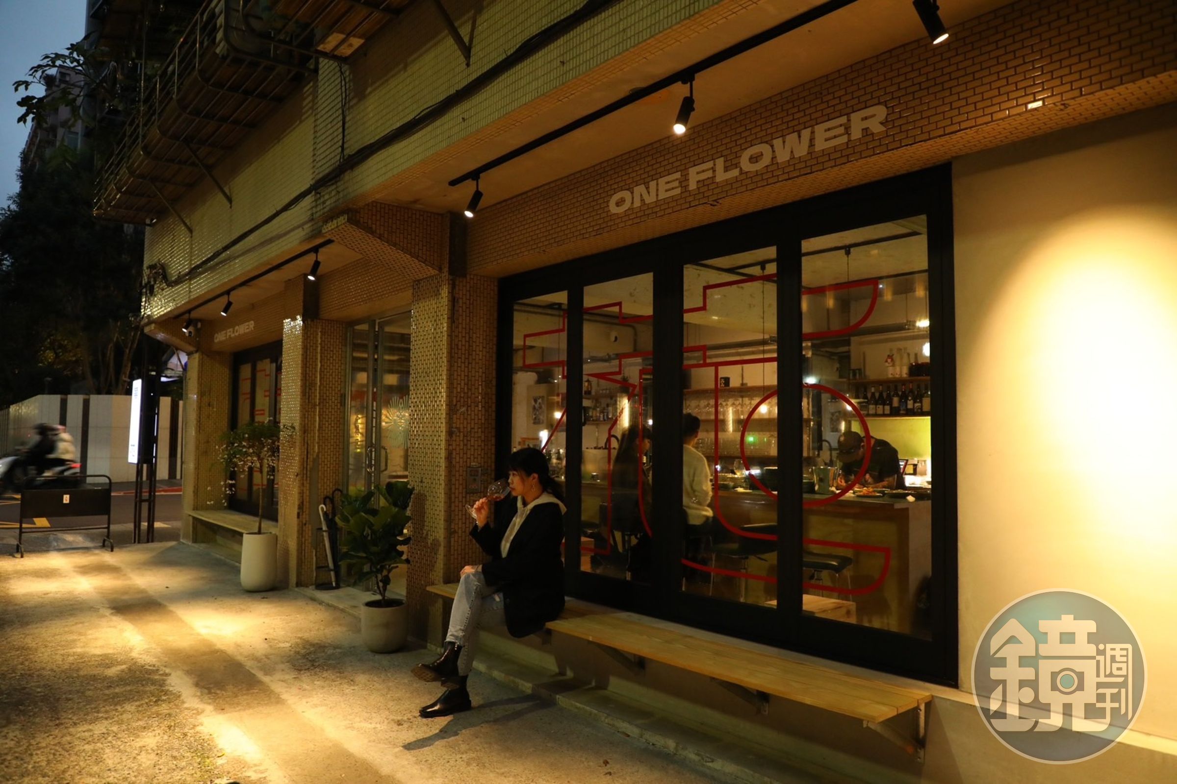 「萬花One Flower」在戶外區域設置了座位,想要像在國外街角喝一杯的願望也可輕鬆達成。