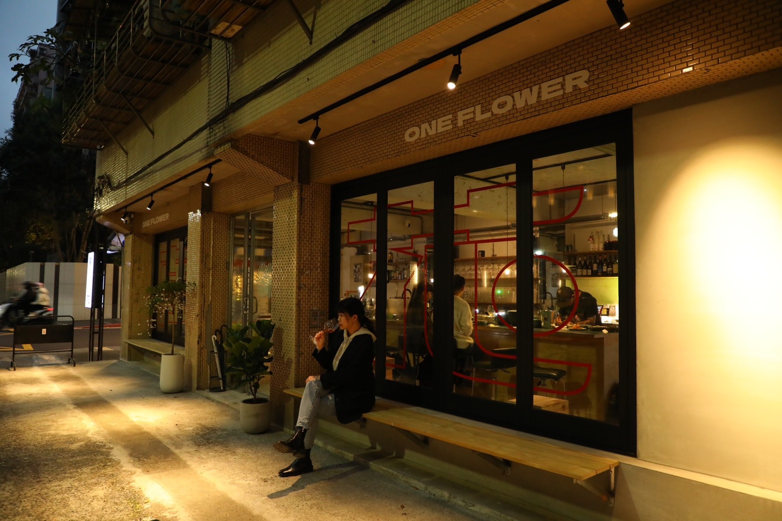 「萬花One Flower」在戶外區域設置了座位，想要像在國外街角喝一杯的願望也可輕鬆達成。