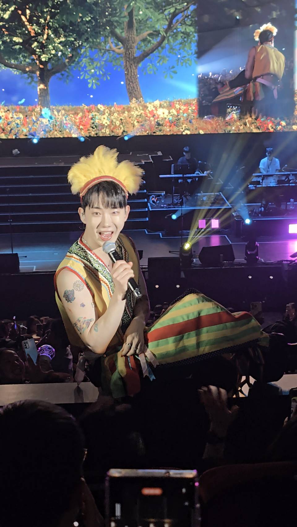 2am在演唱會中還繞場與粉絲互動，趙權率性坐在中間的台上讓大家拍個夠。（讀者提供）