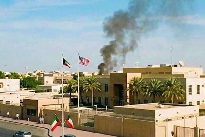 多名目擊者指出，科威特城的美國駐科威特大使館附近見到滾滾濃煙升起。（翻攝自@turkiyetodaycom）