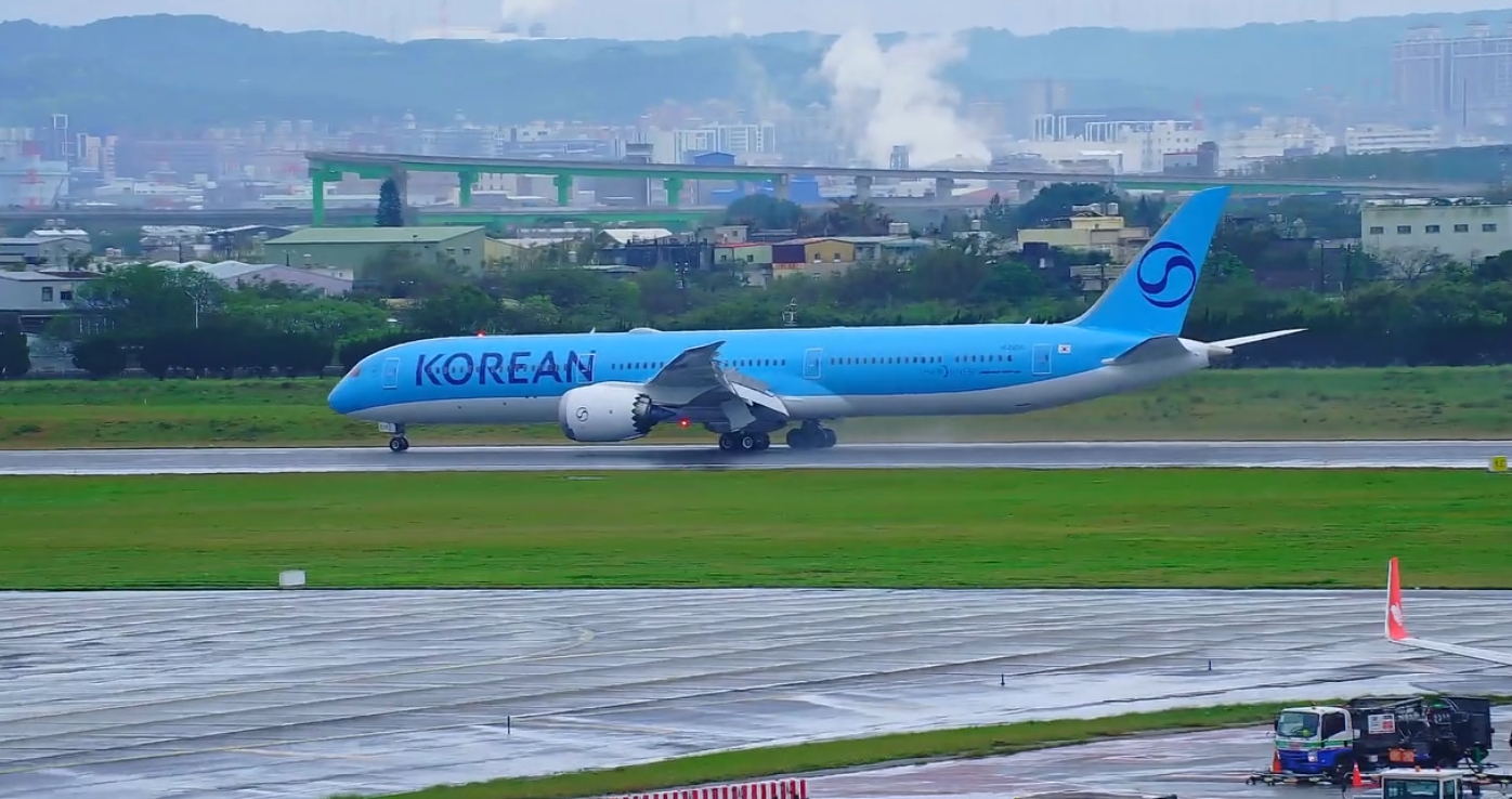 大韓航空新塗裝的飛機今天（14日）在桃機亮相。（翻攝自桃園國際機場 Taoyuan International Airport臉書）
