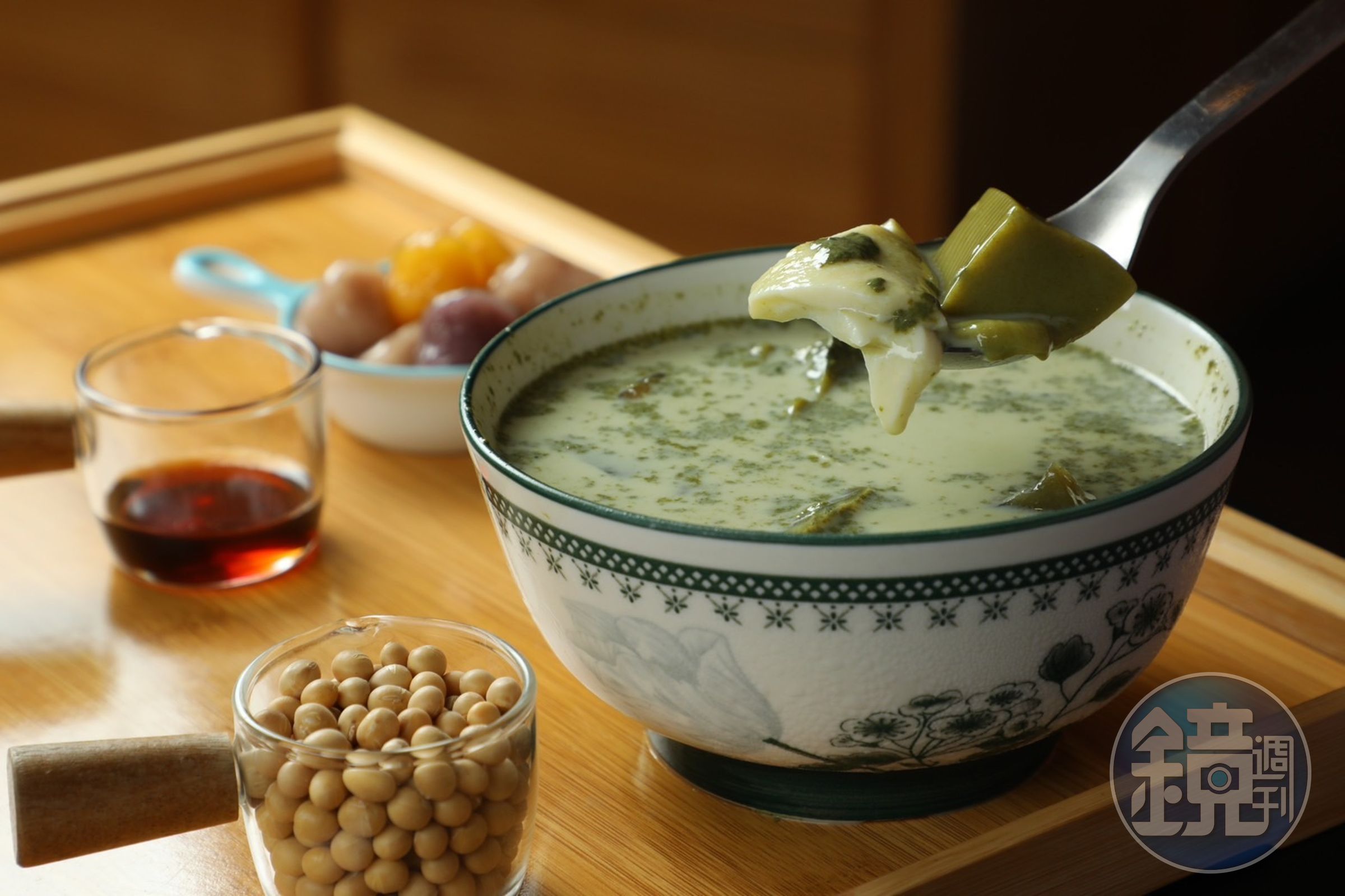 「抹茶控豆花」是「悠沐手作豆花」的隱藏版菜單，靜岡抹茶貫穿湯底與配料，吸引眾多抹茶控朝聖。（75元／份）
