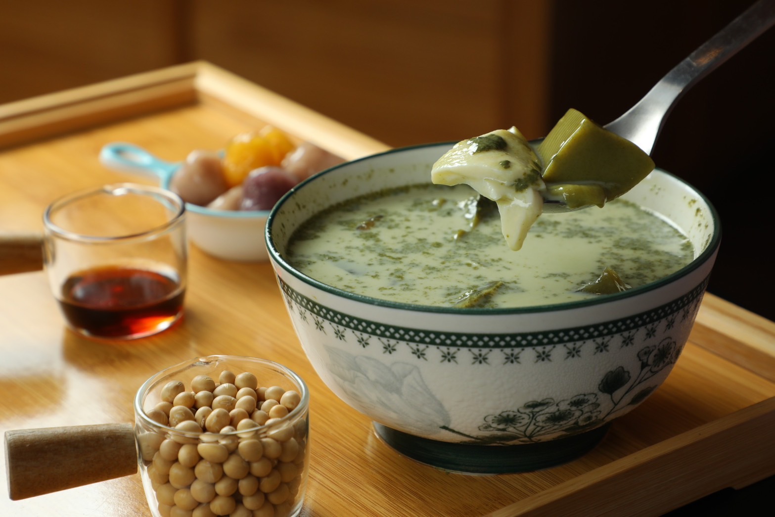 「抹茶控豆花」是「悠沐手作豆花」的隱藏版菜單，靜岡抹茶貫穿湯底與配料，吸引眾多抹茶控朝聖。（75元／份）