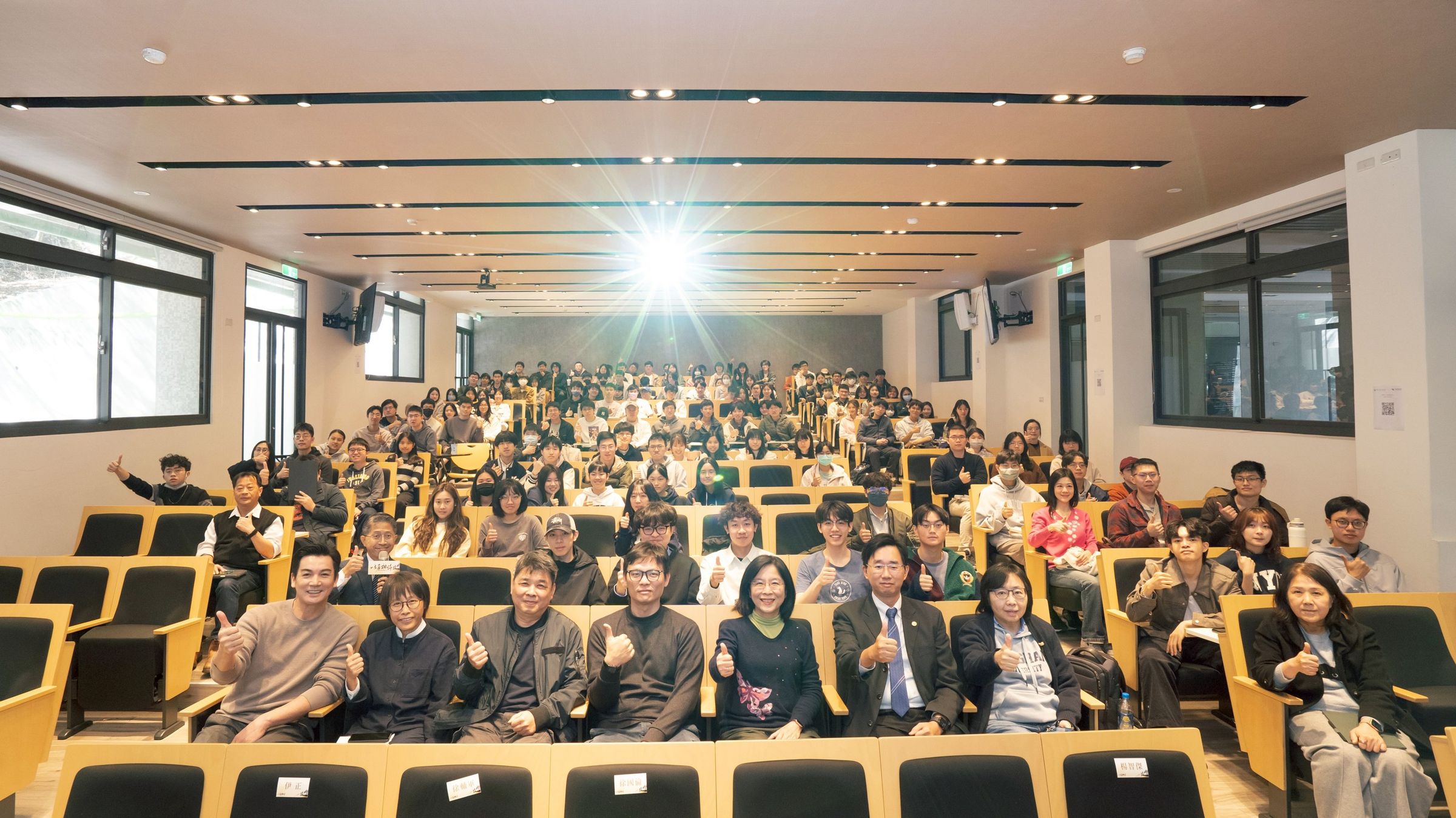 大愛劇《以身相許》國立陽明交通大學醫學系特映會（左起：伊正、大愛電視節目內容創作）。（大愛提供）