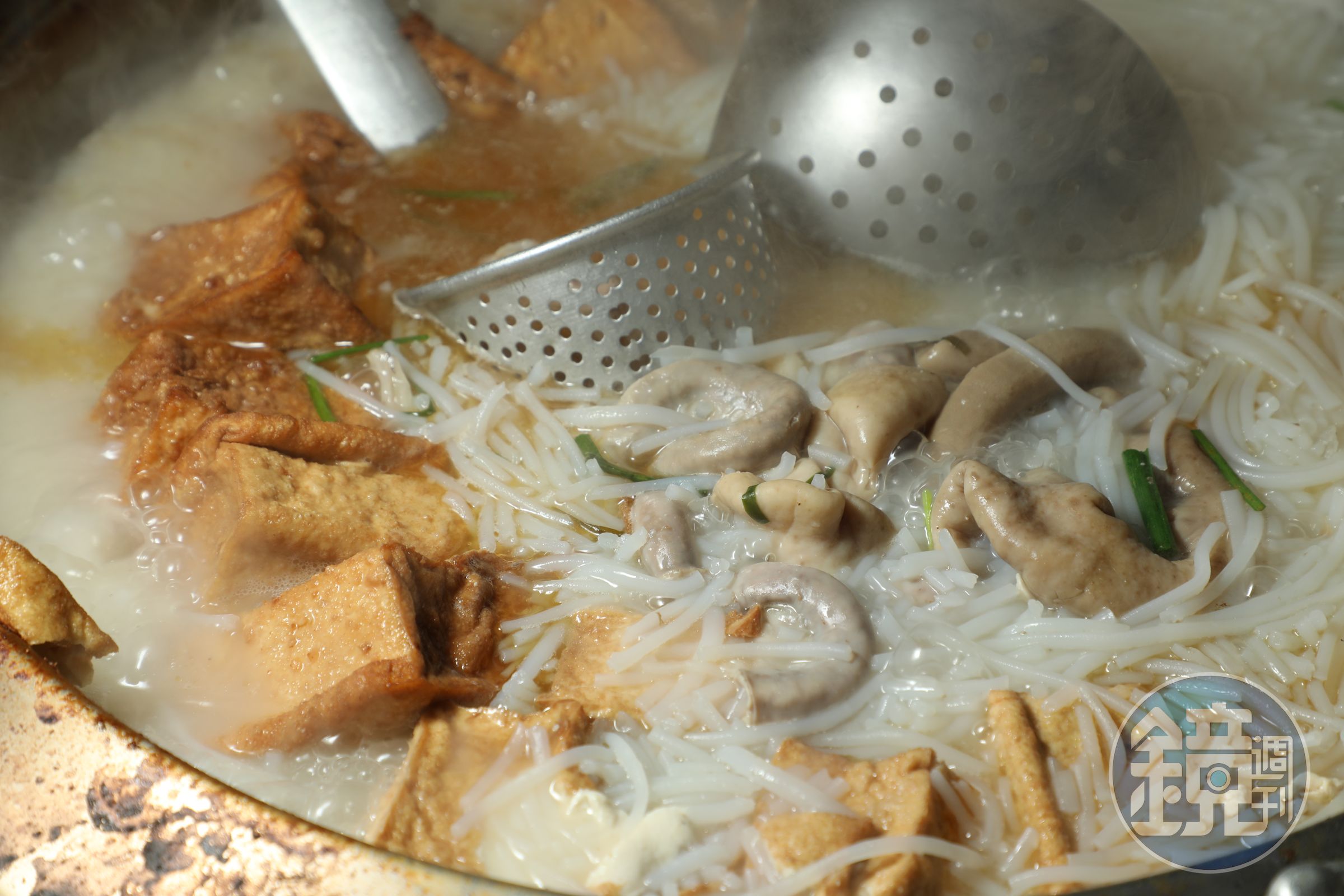 大骨湯鍋裡浸煮著油豆腐、豬大腸與米粉。