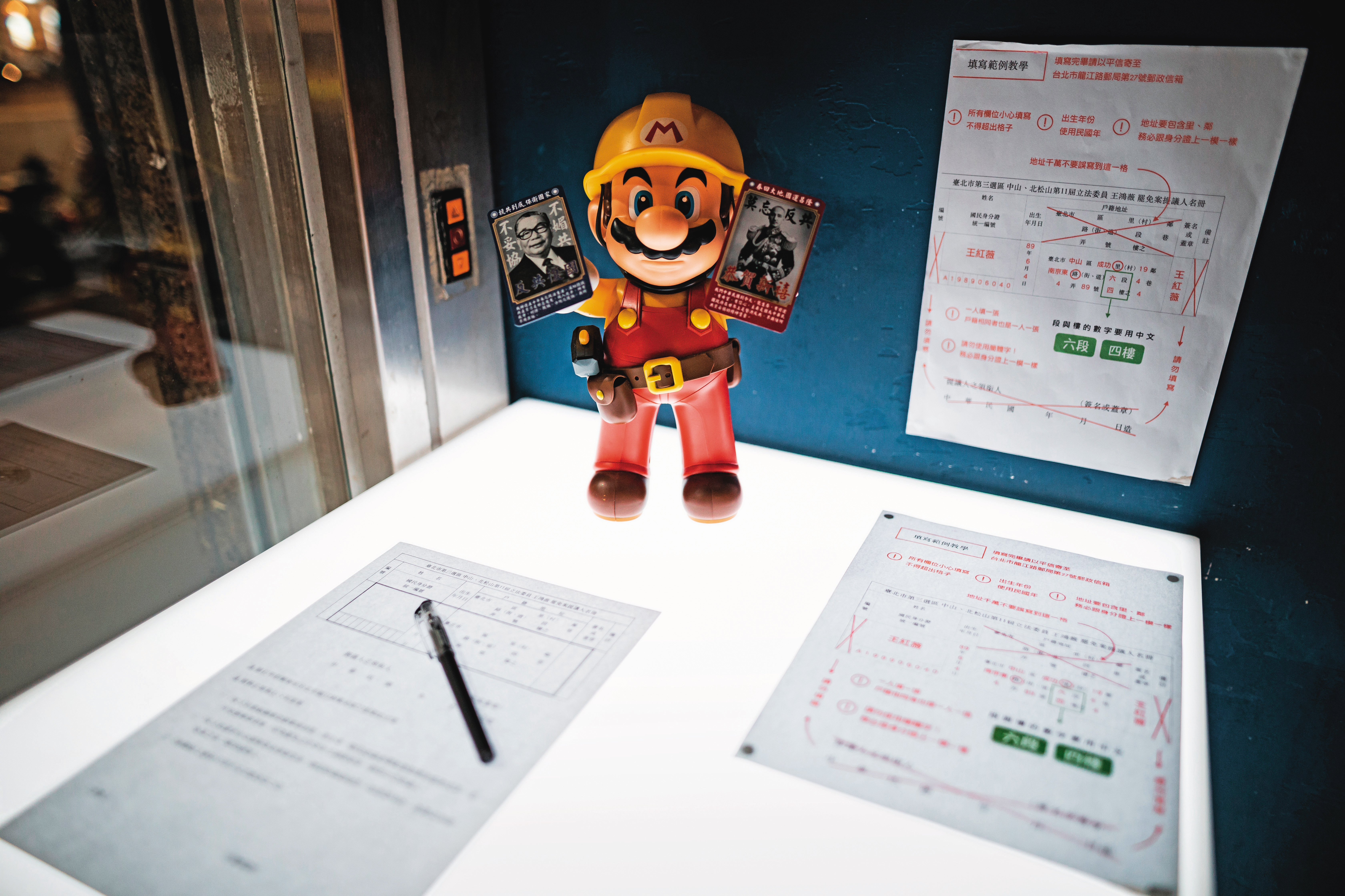 連署書收件箱就放在許先生的酒吧門口，還有反共小標語，他解釋自身立場是反中共，不希望被貼上藍綠標籤。