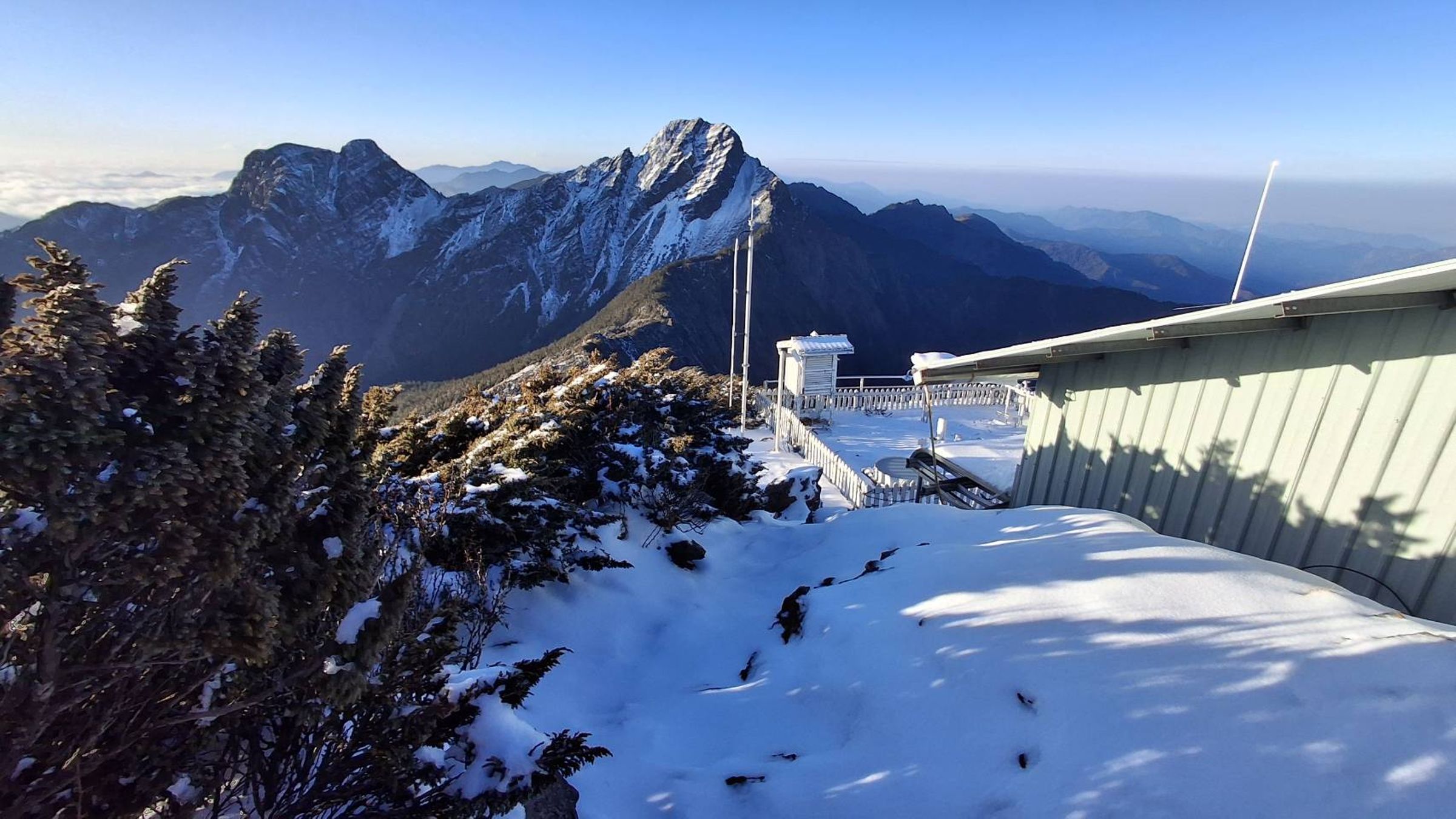 玉山呈現絕美銀白美景。（氣象署提供）