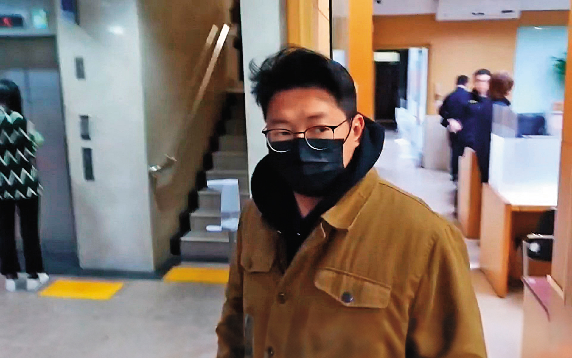 船長兒子鍾佳汶（圖）也因助朱國榮逃亡，以10萬元交保。（鏡新聞提供）