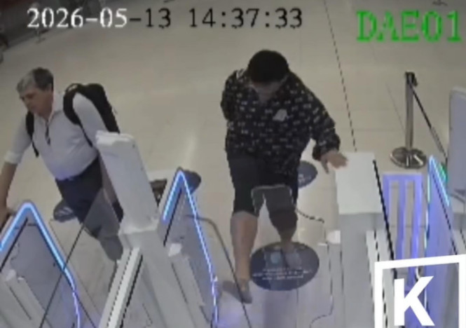 中國一名男遊客因不會操作自動通關機，竟暴力破壞閘門，並辱罵泰國移民署官員。（翻攝臉書粉專@唐生大地震）
