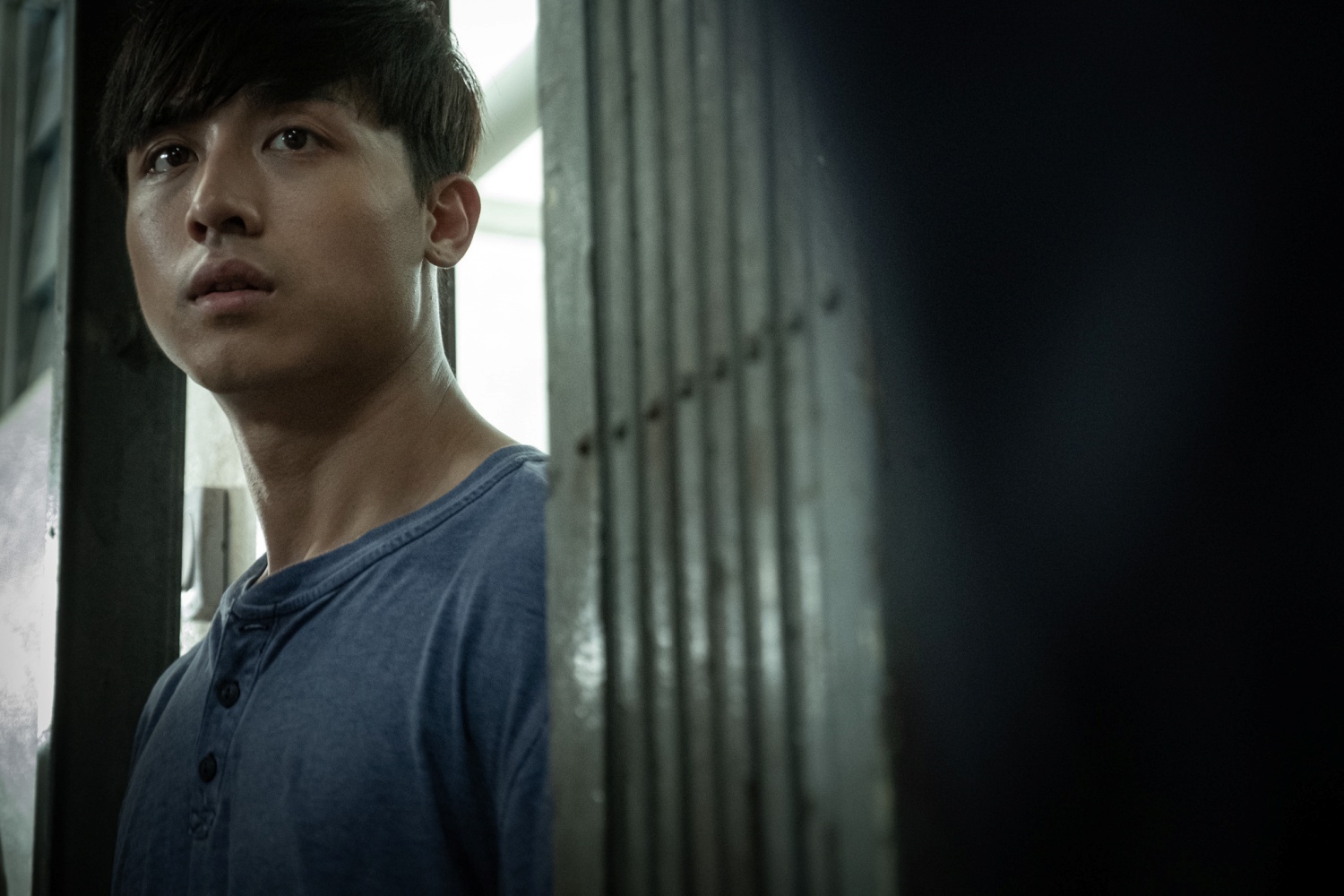 香港天團「MIRROR」成員AK江𤒹生，分明很怕看鬼片，硬著頭皮演出《七月返歸》。（車庫娛樂提供）