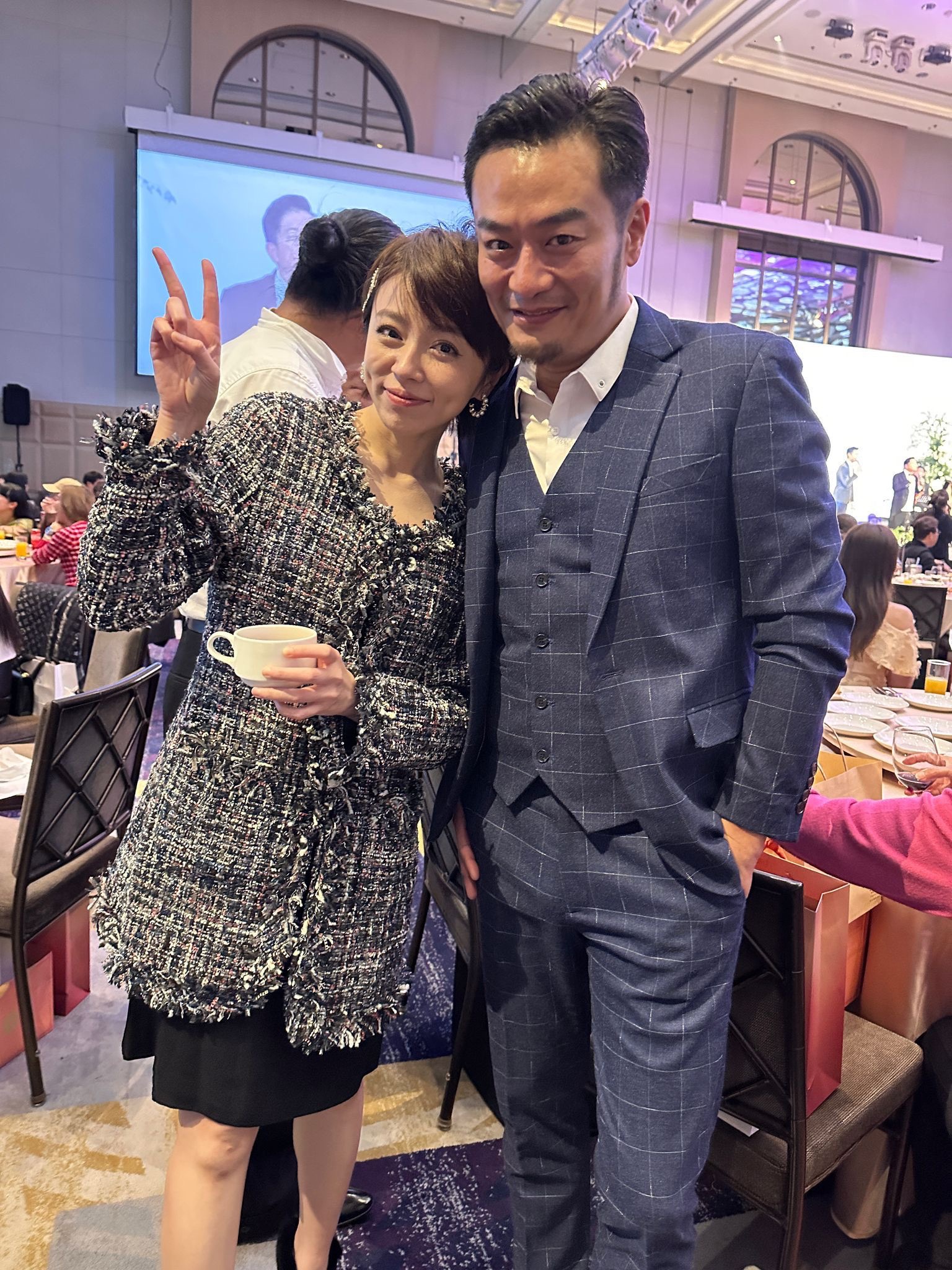 王瞳被林佑星要求合照,掌鏡者是他老婆。(王瞳提供)